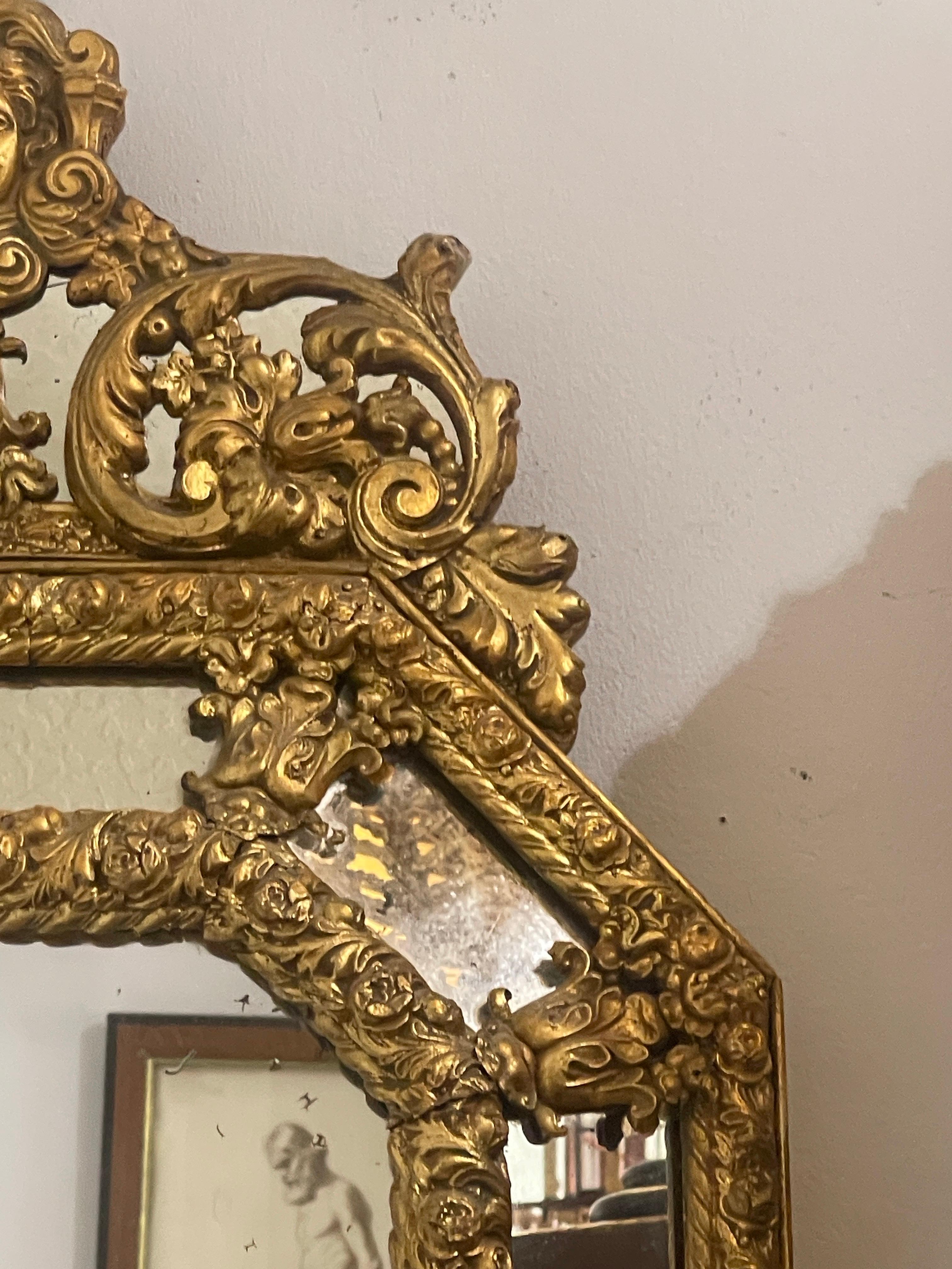 Specchio francese Napoleone III Octogonal Repoussé in ottone del 19° C. in vendita 7