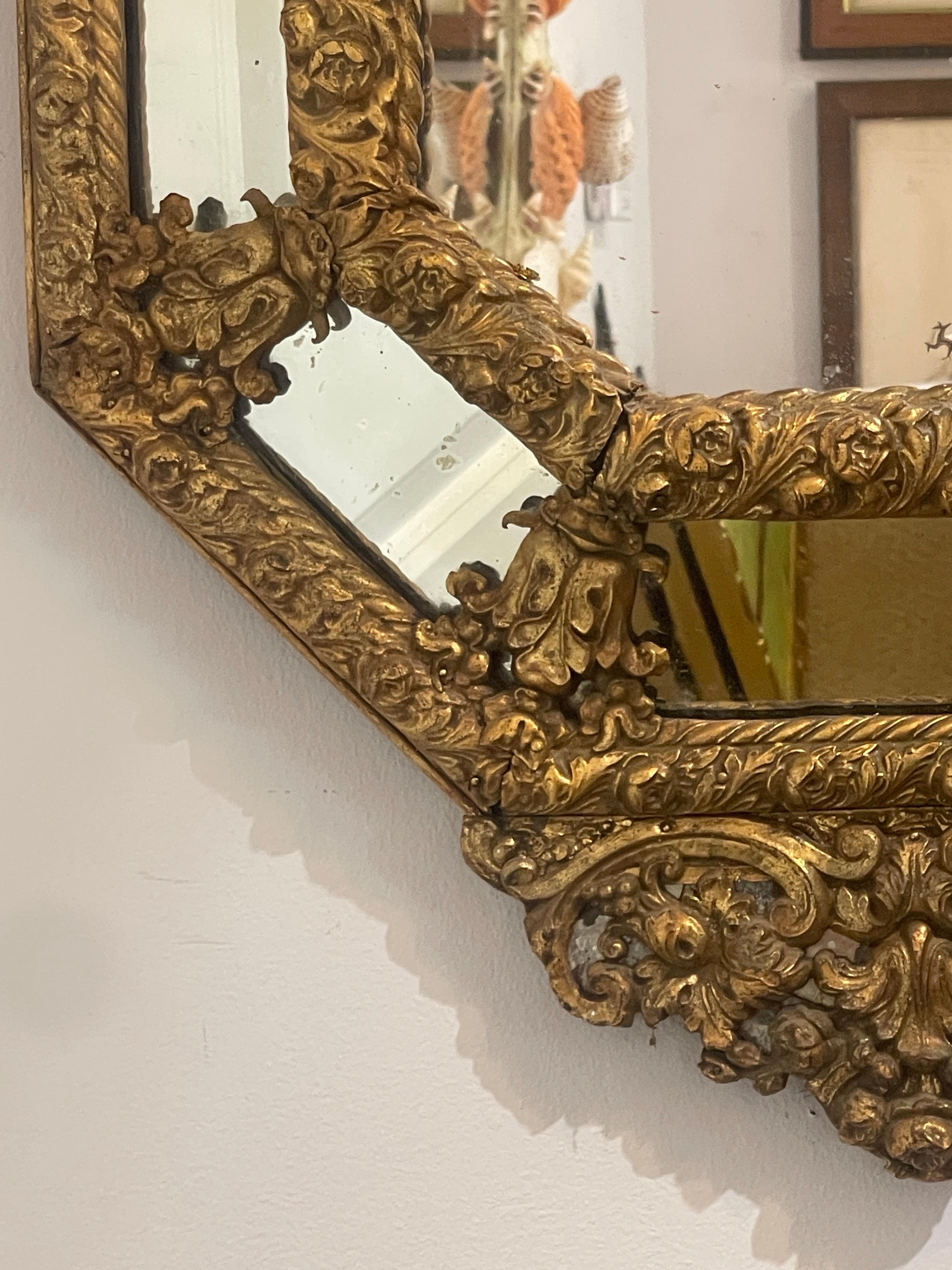 Specchio francese Napoleone III Octogonal Repoussé in ottone del 19° C. in vendita 11