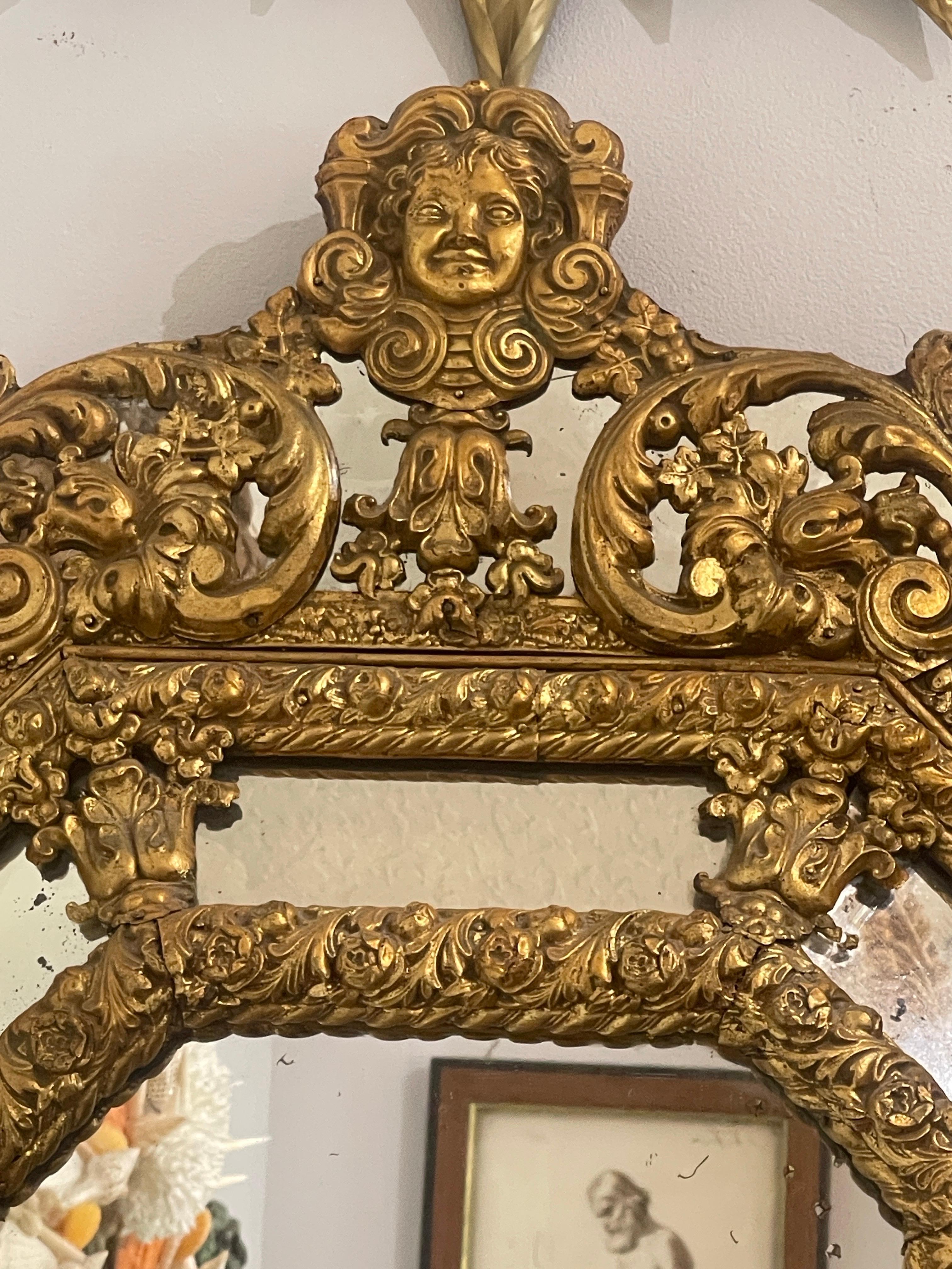 È appena arrivato questo meraviglioso 19Th.  secolo Napoleone III francese ottagonale Repousse  In ottone,  specchio smussato con vetro originale antico.
Questa specchiera è francese e risale al 1870 circa. L'elegante specchio da parete è decorato