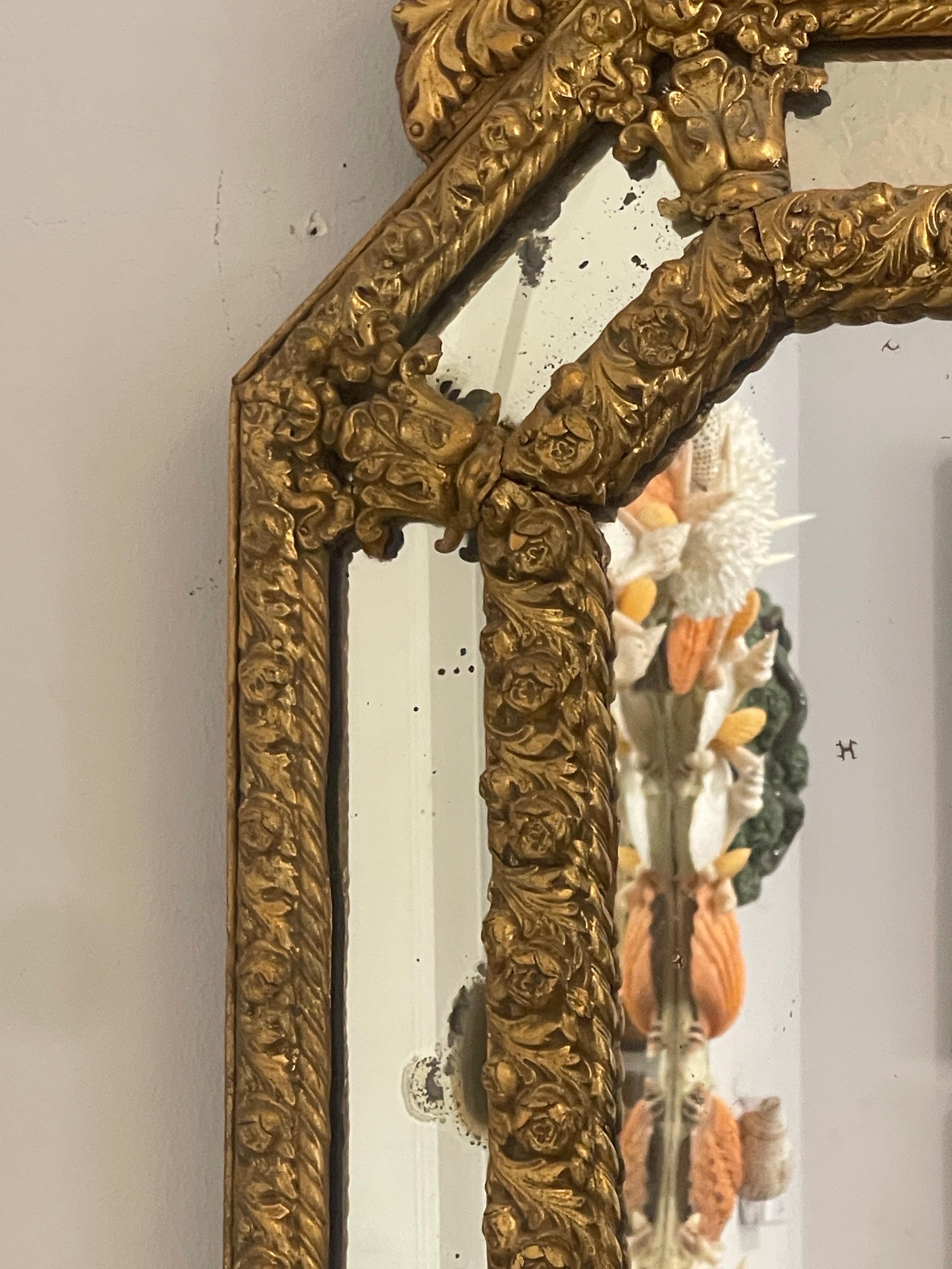 Fatto a mano Specchio francese Napoleone III Octogonal Repoussé in ottone del 19° C. in vendita