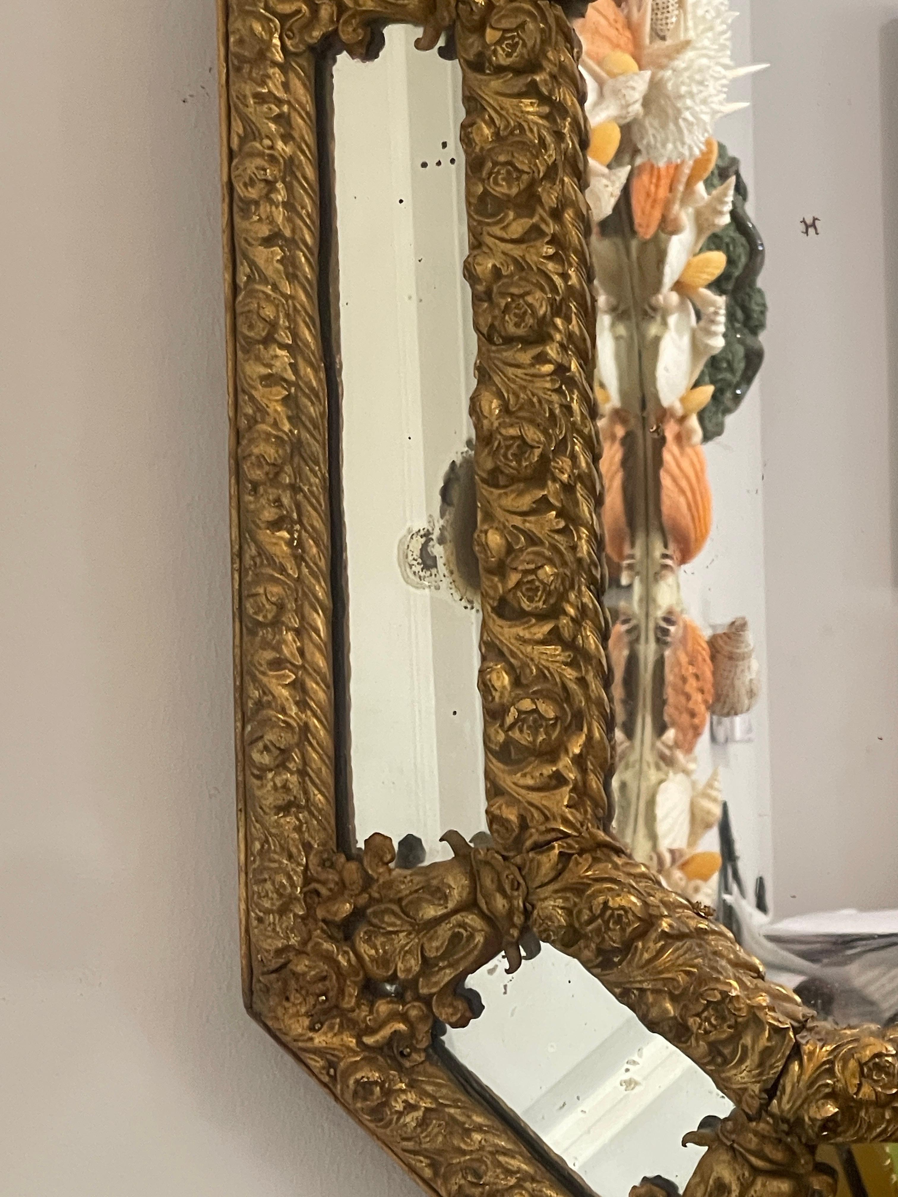 Metà XIX secolo Specchio francese Napoleone III Octogonal Repoussé in ottone del 19° C. in vendita