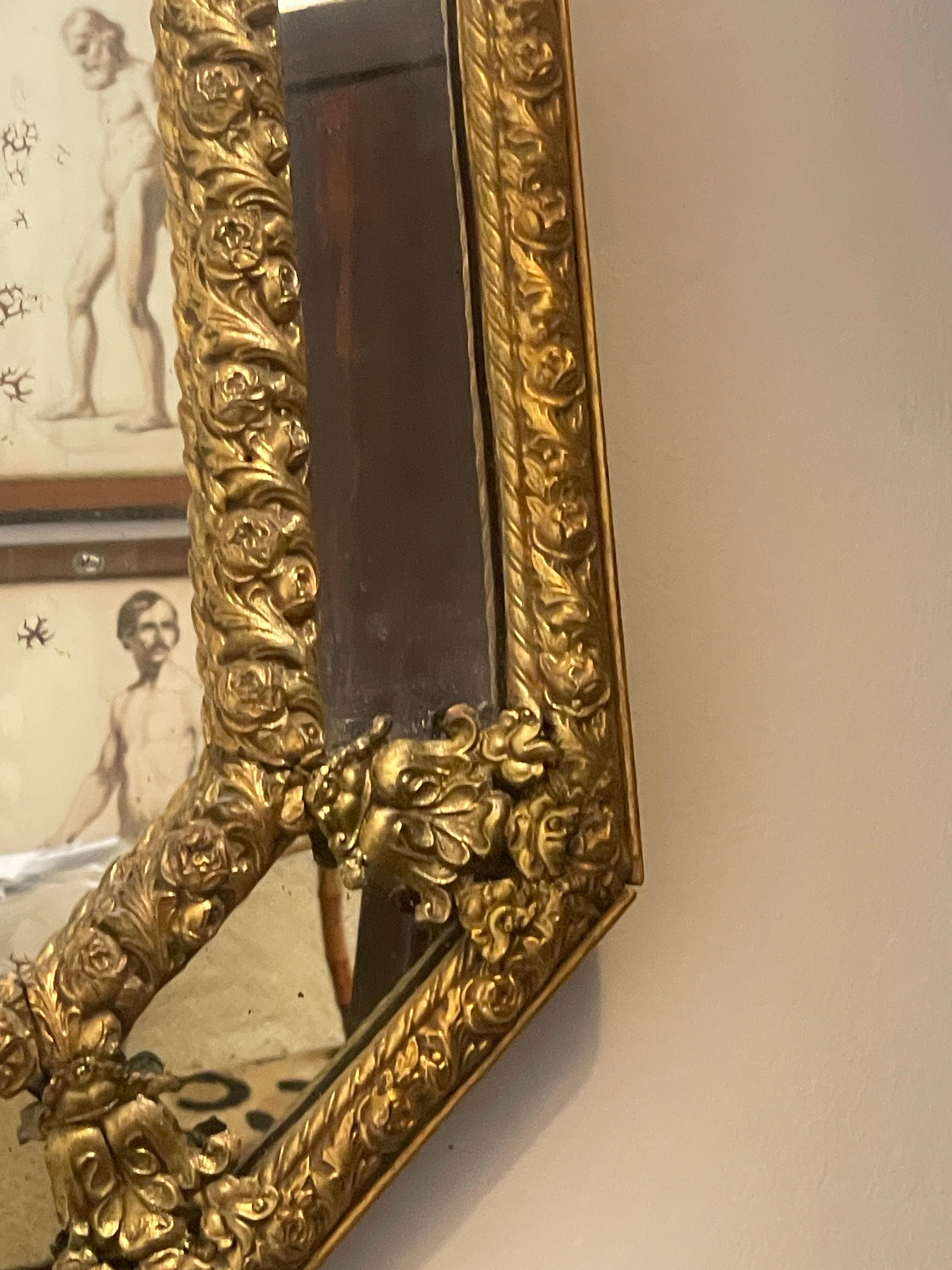 Ottone Specchio francese Napoleone III Octogonal Repoussé in ottone del 19° C. in vendita