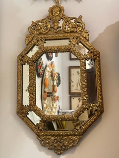 Specchio francese Napoleone III Octogonal Repoussé in ottone del 19° C.