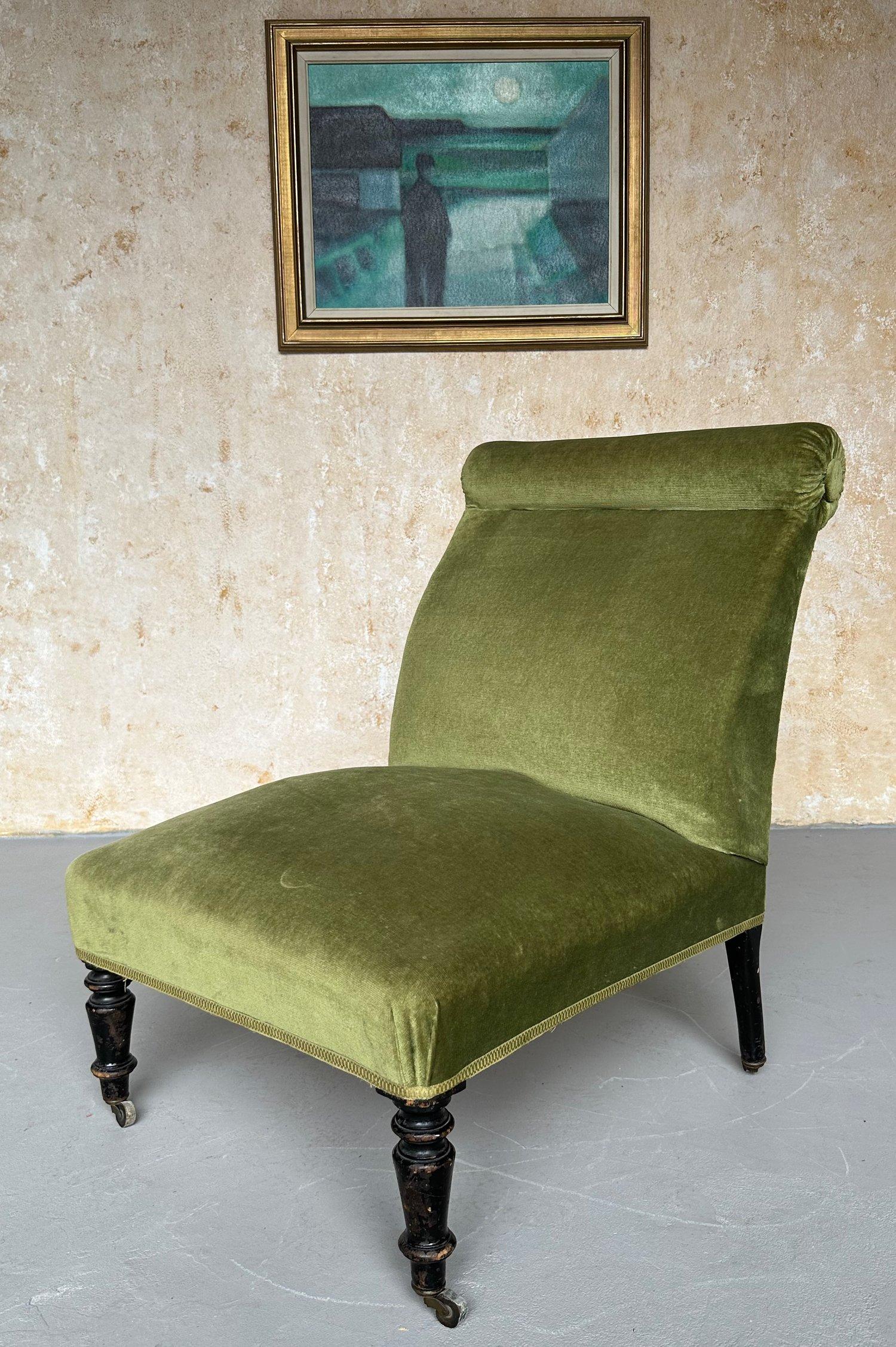 This graceful French 19th century slipper chair features a scrolled back and captivating light green velvet upholstery. Its timeless Napoleon III design blends seamlessly with a wide range of décor styles, while its comfortable size makes it an