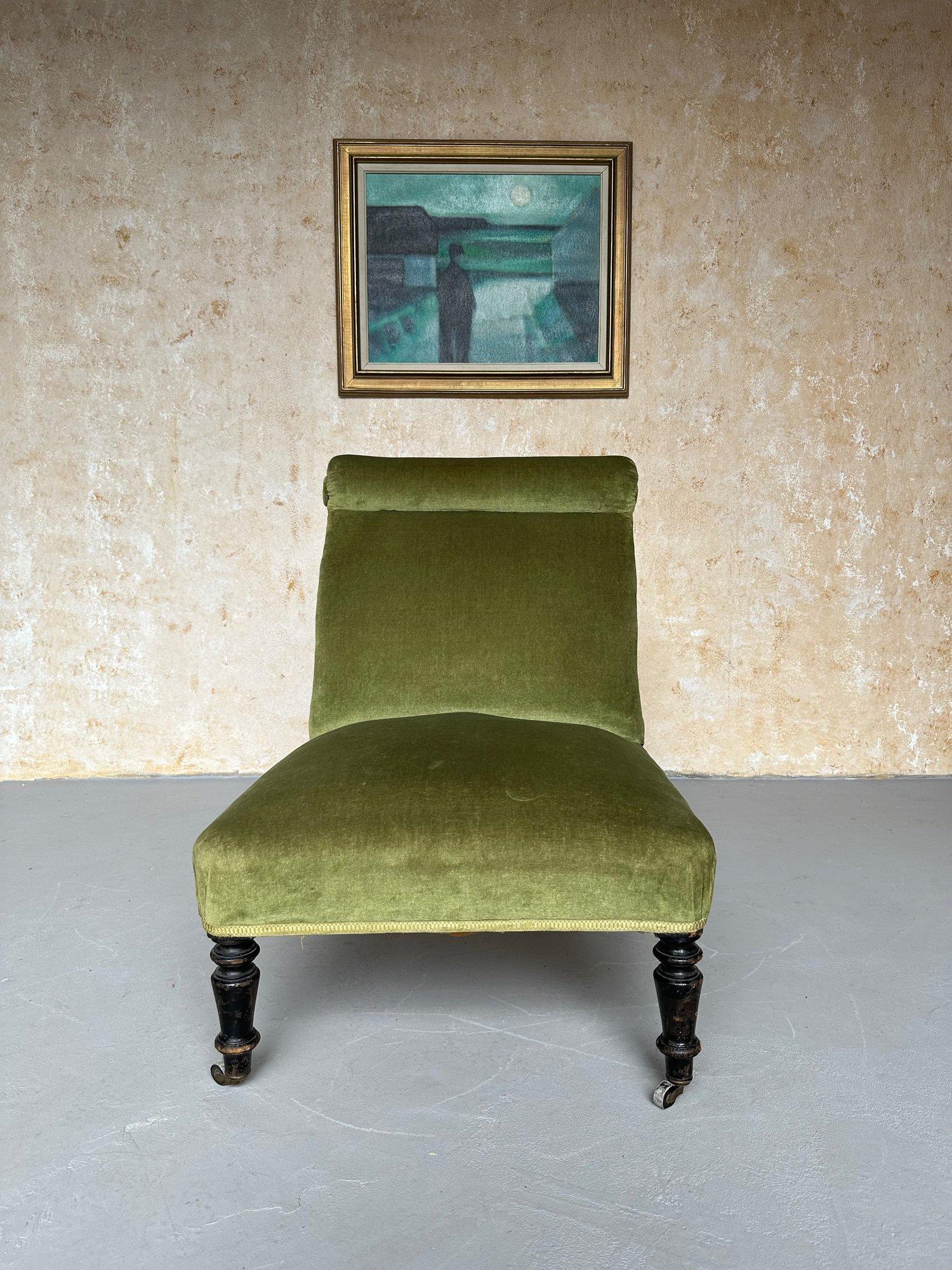 19th C. French Napoleon III Slipper Chair in Green Velvet In Good Condition In Buchanan, NY