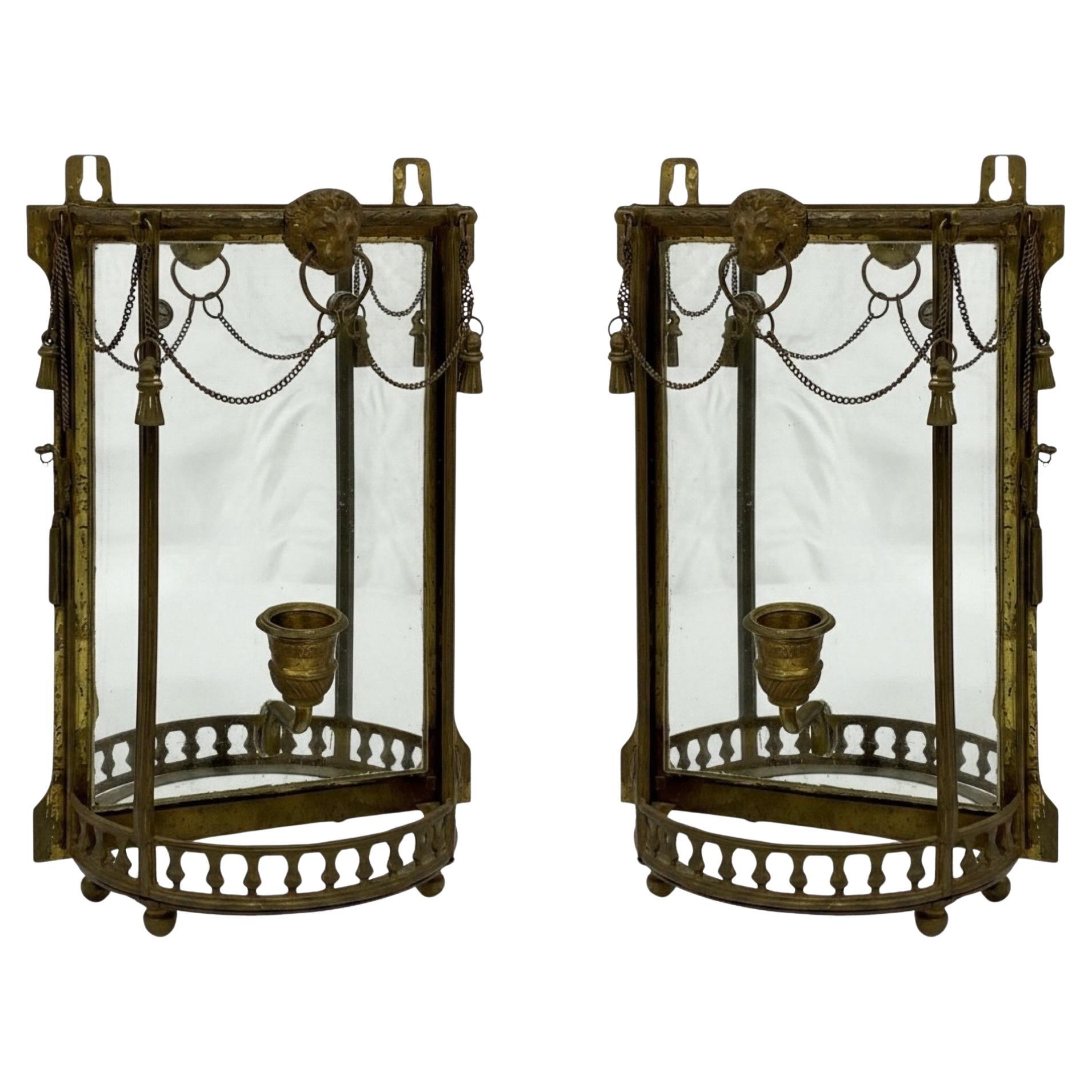 Siglo XIX Lámpara Napoleónica Francesa de Latón y Cristal Curvado con Espejo Máscara de León - Pareja en venta