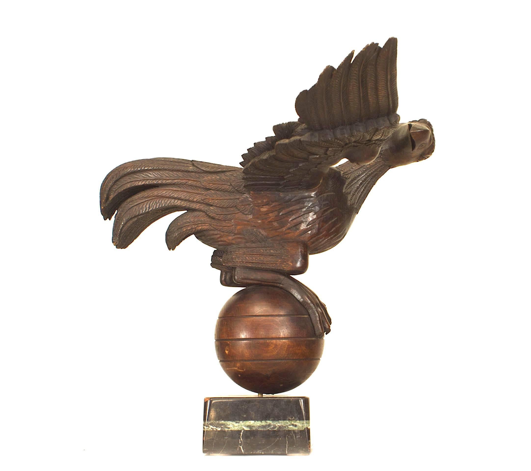 Volkskunst-Eichenholz- und Marmor- Adlerfigur, Adler (Französisch) im Angebot