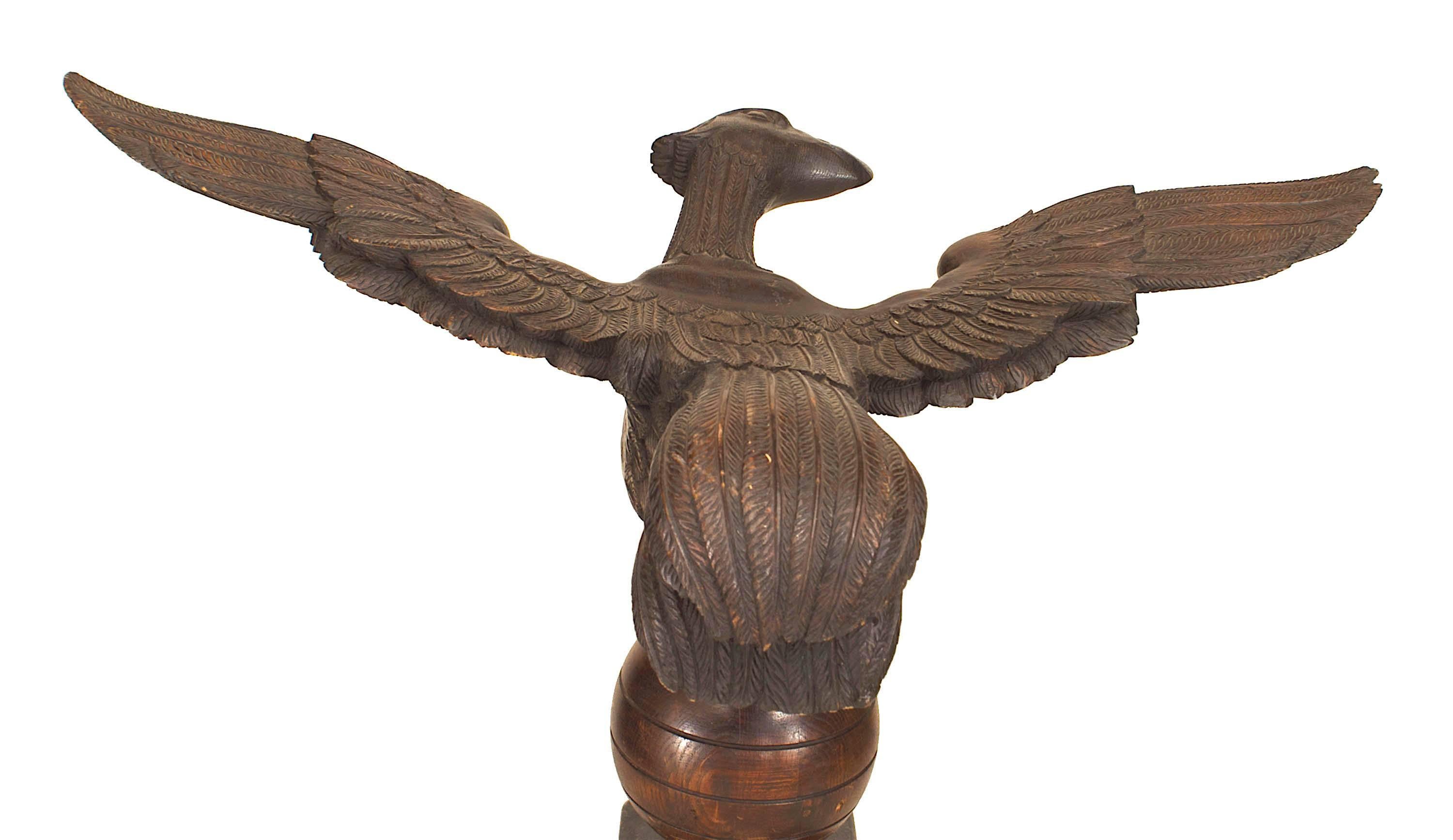 Volkskunst-Eichenholz- und Marmor- Adlerfigur, Adler (19. Jahrhundert) im Angebot