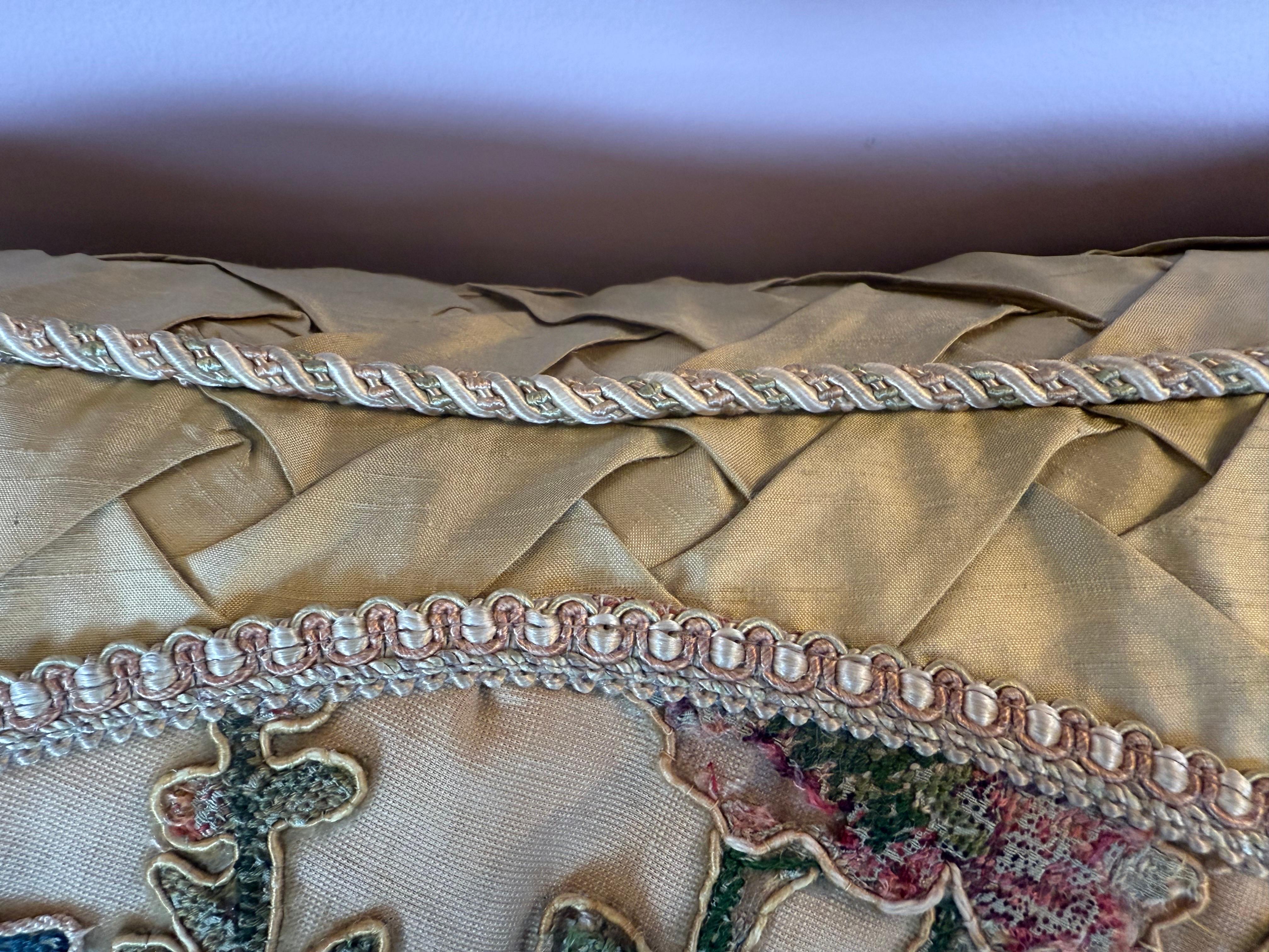 A.I.C. Coussin à l'aiguille français du 19ème siècle Abîmé - En vente à Los Angeles, CA