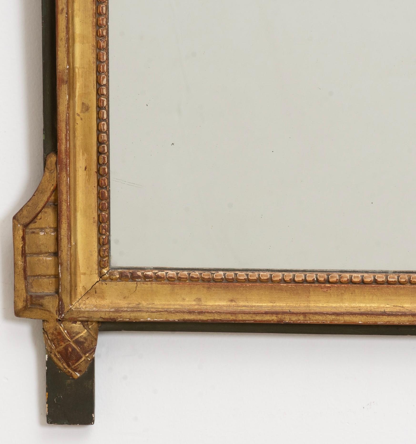 Siglo XIX Espejo de pared neoclásico francés de madera dorada con putti pintado Francés en venta