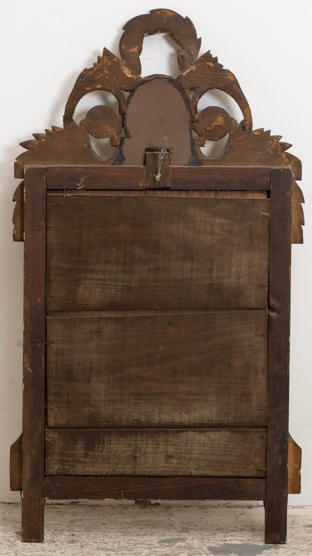 Siglo XIX Espejo de pared neoclásico francés de madera dorada con putti pintado Madera dorada en venta