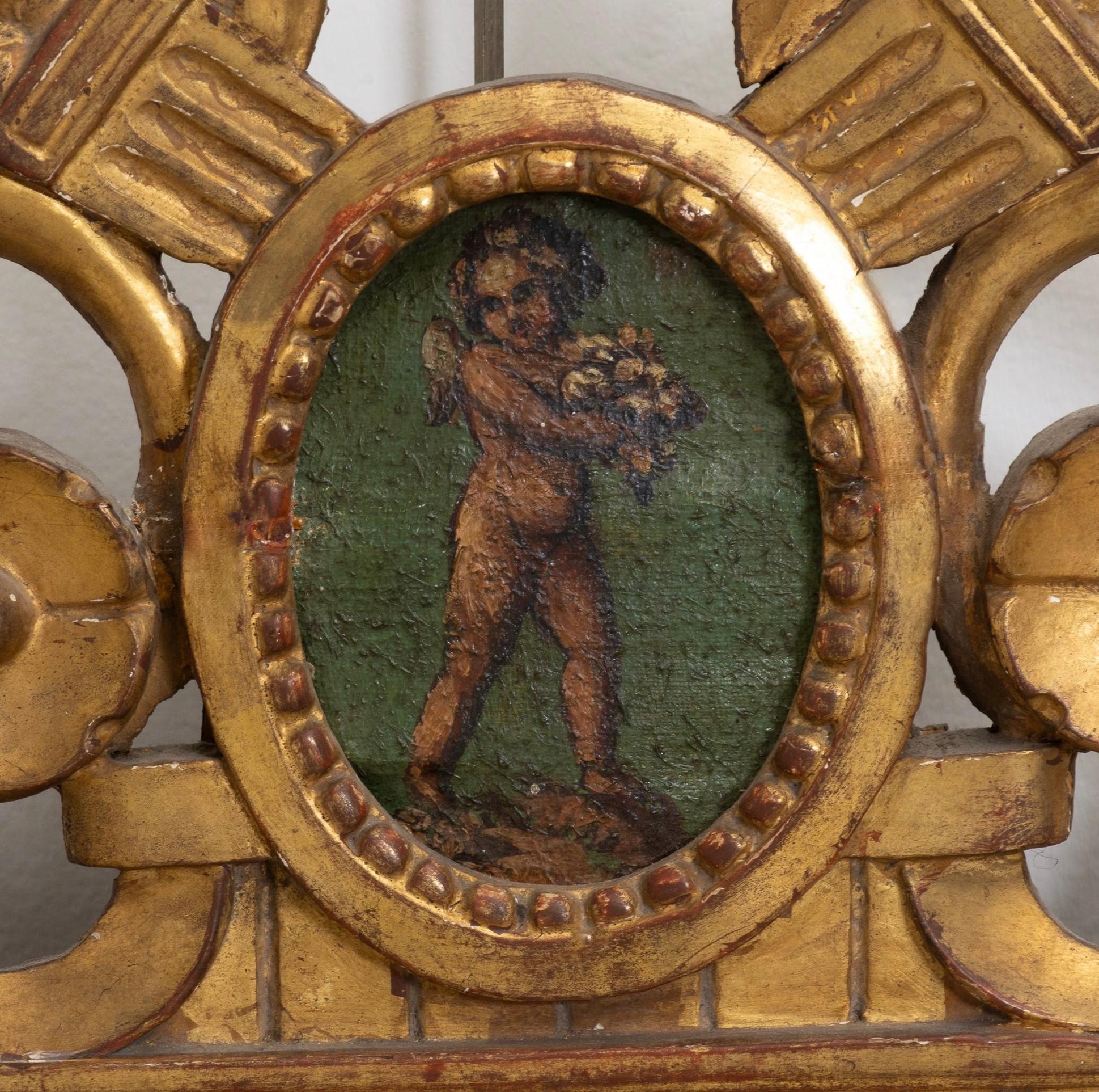 Siglo XIX Espejo de pared neoclásico francés de madera dorada con putti pintado en venta 1
