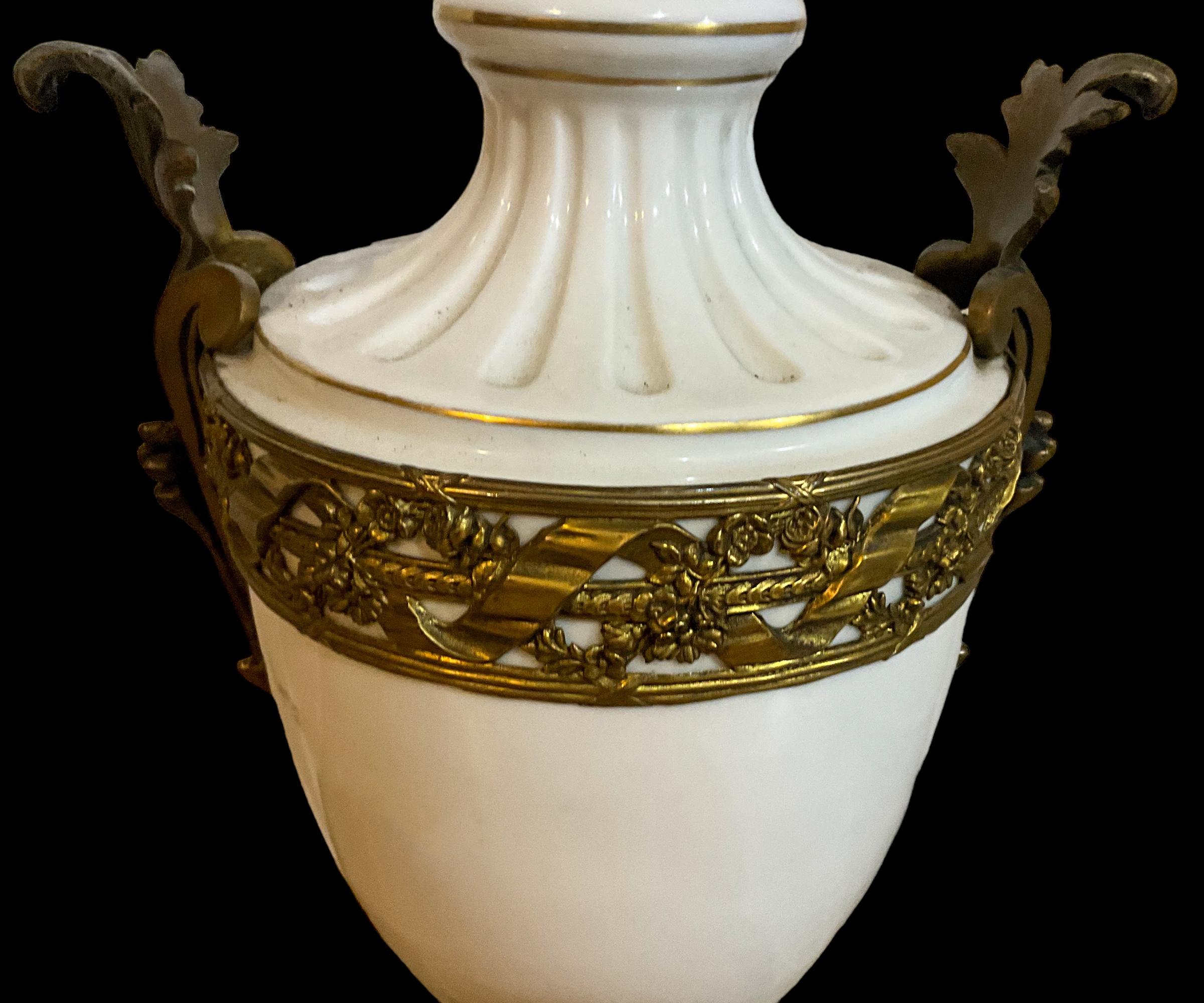 Français 19ème siècle. Paire de lampes de bureau de style néoclassique français en porcelaine et bronze doré en vente