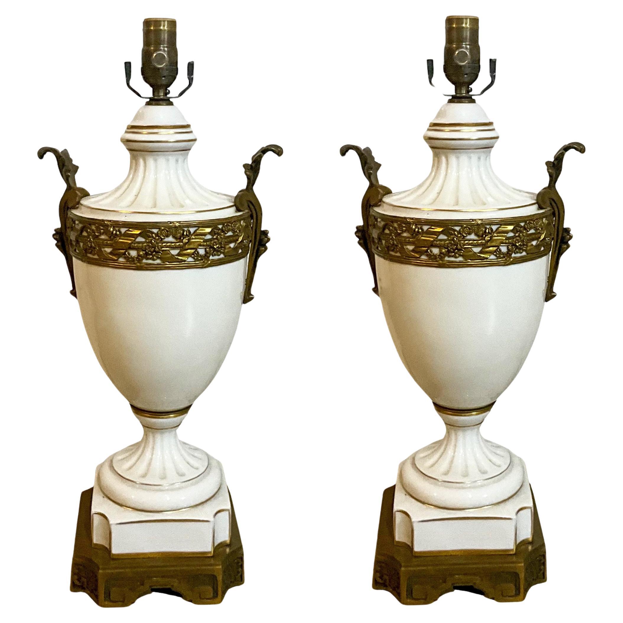 19ème siècle. Paire de lampes de bureau de style néoclassique français en porcelaine et bronze doré
