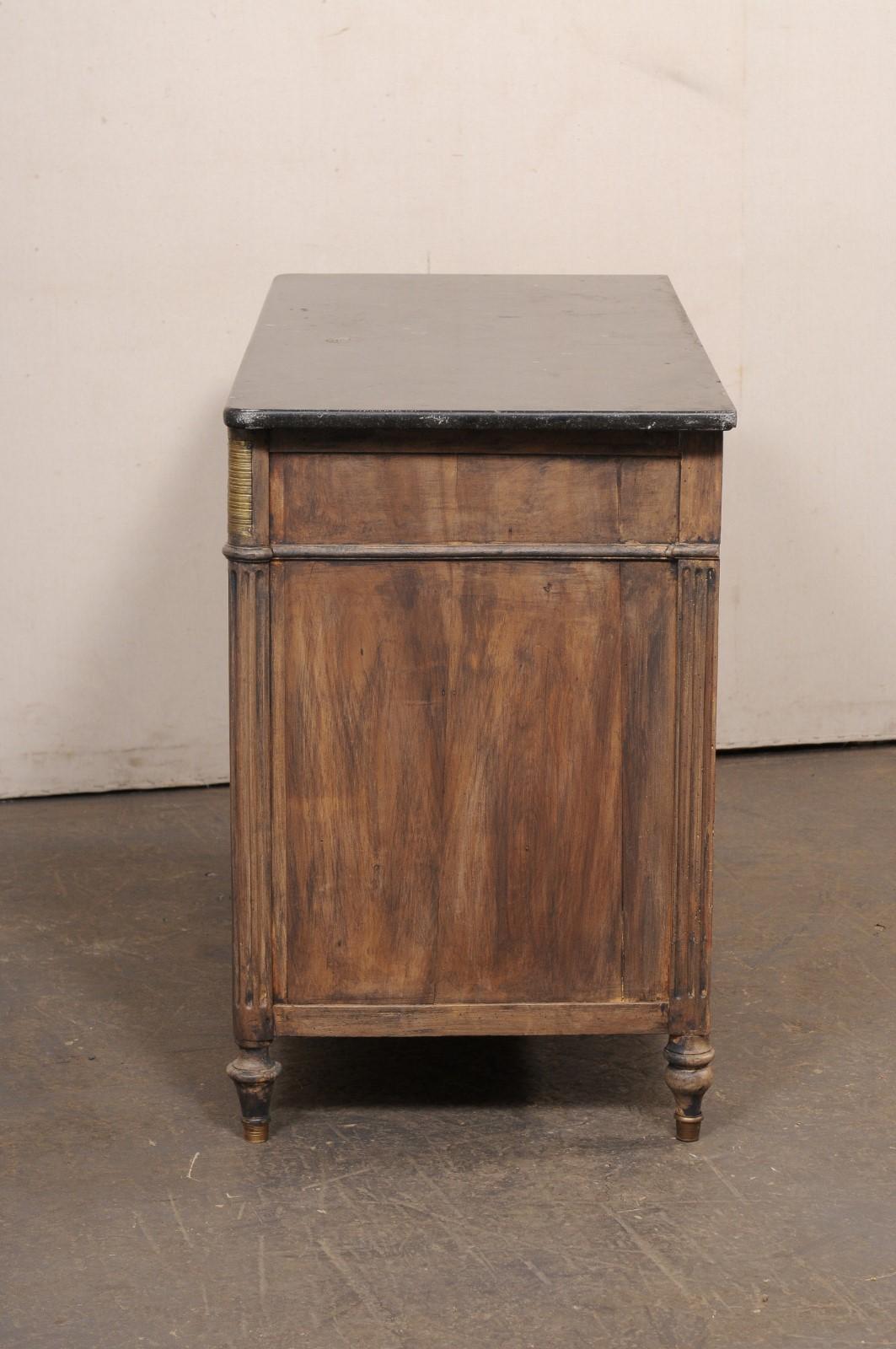 A.I.C. francese del XIX secolo con piano in pietra nera e ferramenta in ottone in vendita 4