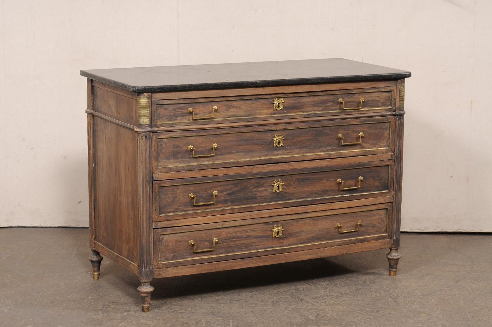 Commode neoclassica francese con piano in pietra e inserti in ottone, risalente al XIX secolo. Questa antica cassapanca francese presenta un piano in pietra di forma rettangolare, con angoli dolcemente arrotondati nella parte anteriore, che poggia
