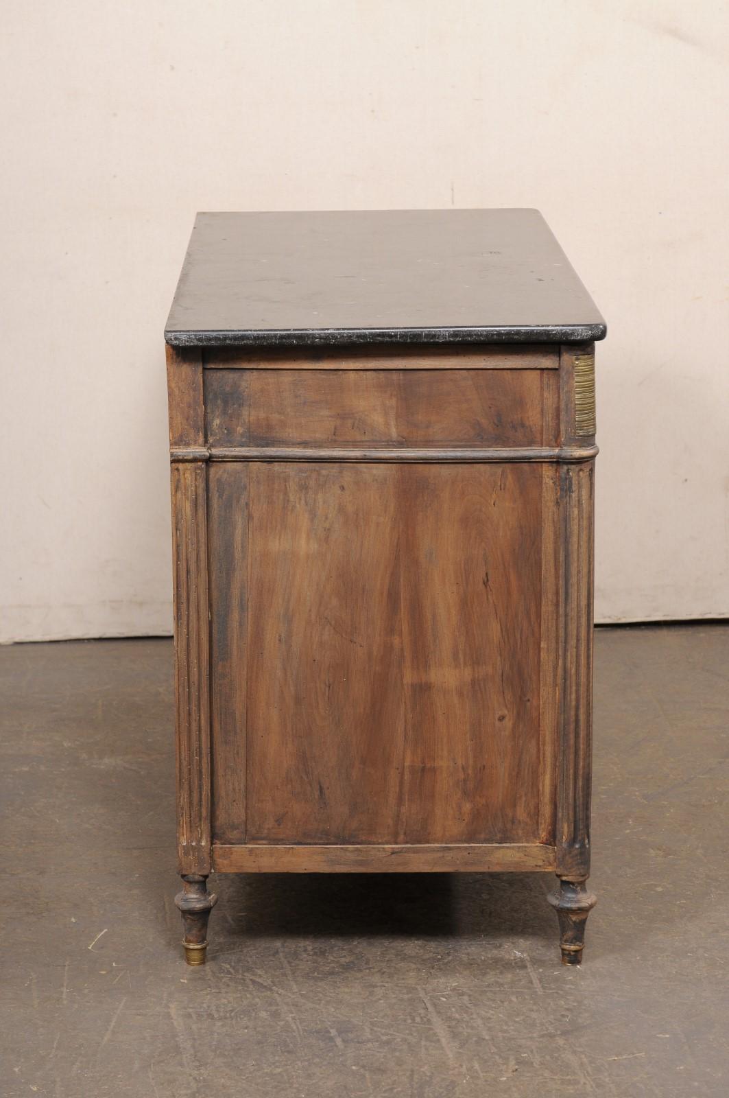 Pietra A.I.C. francese del XIX secolo con piano in pietra nera e ferramenta in ottone in vendita