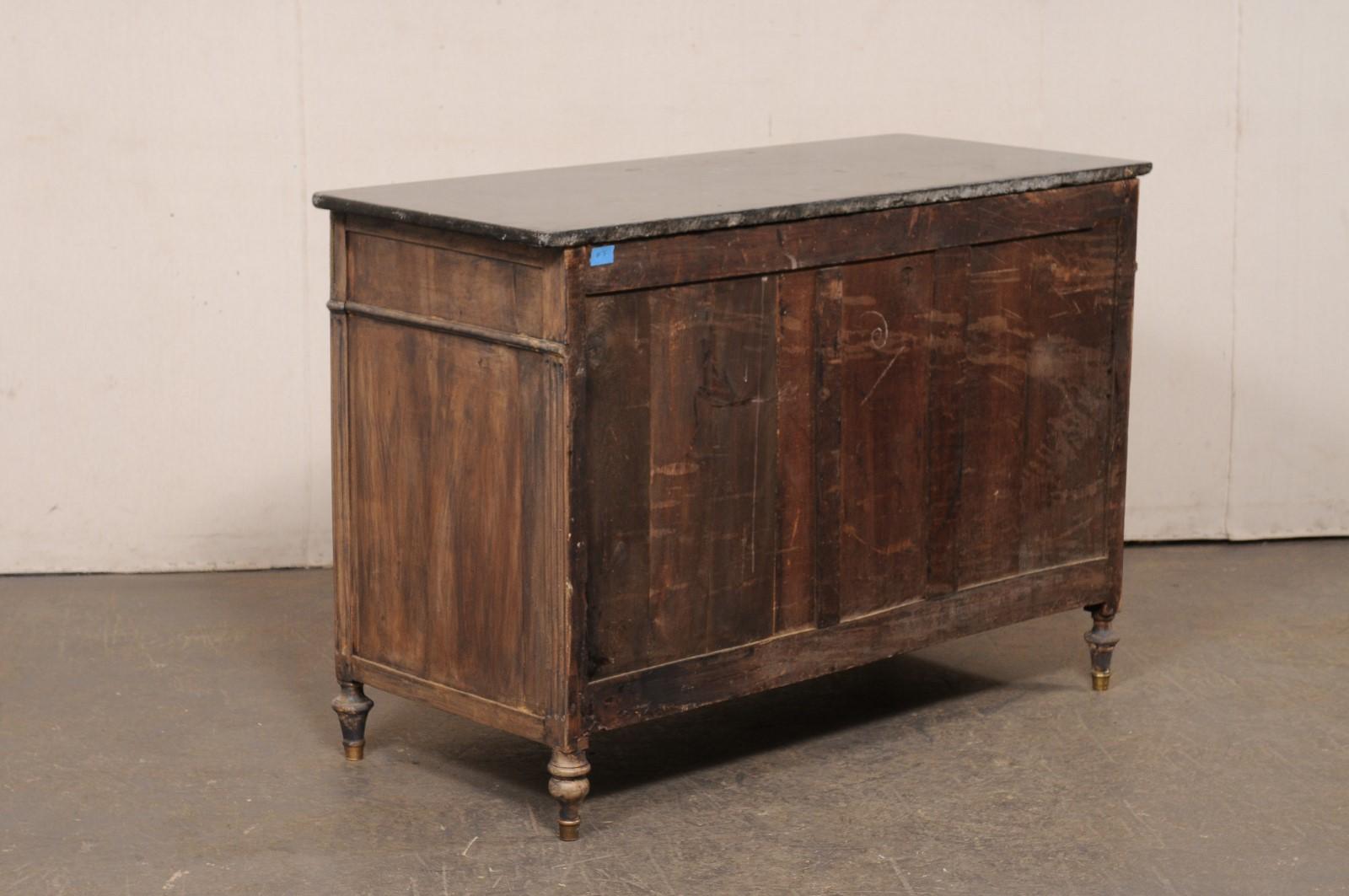 A.I.C. francese del XIX secolo con piano in pietra nera e ferramenta in ottone in vendita 3