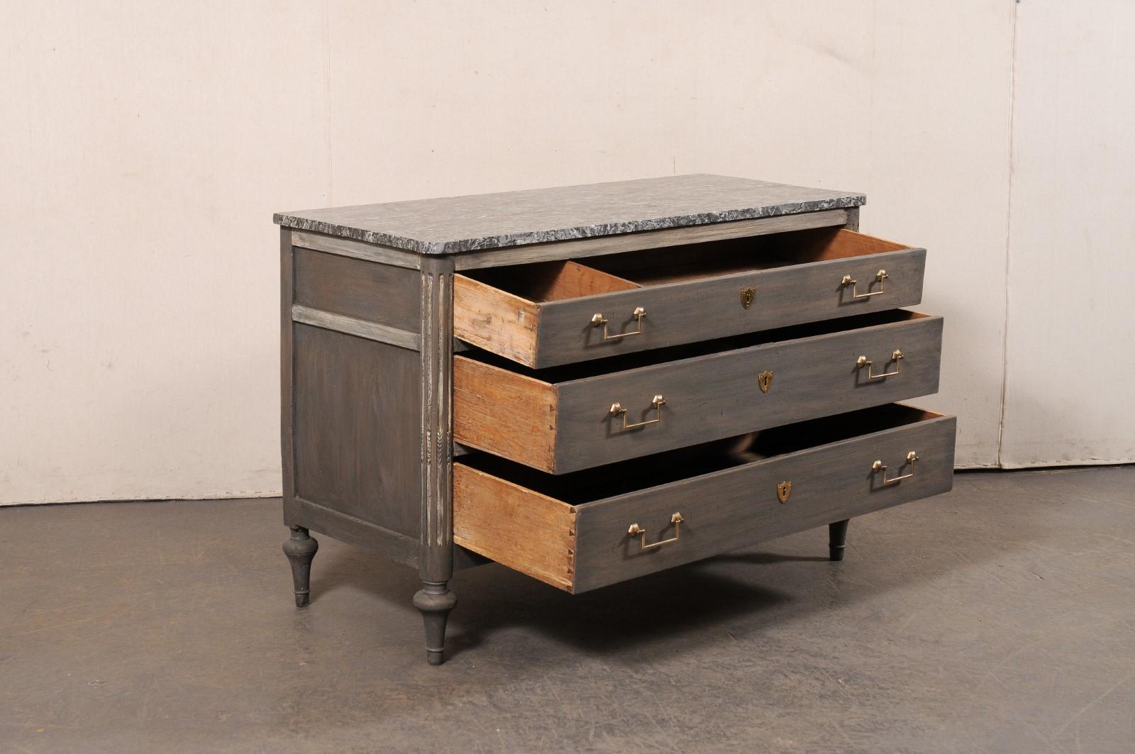 Neoclassico A.I.C. francese del XIX secolo con piano in marmo e ferramenta in ottone, grigio in vendita