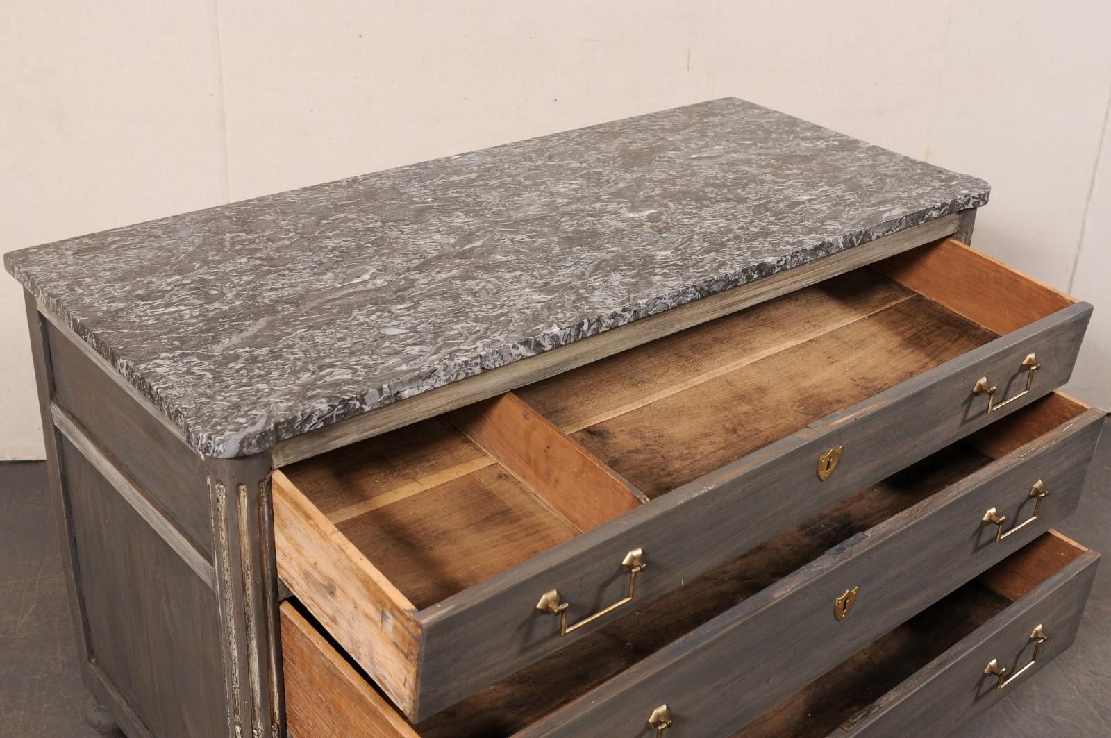 A.I.C. francese del XIX secolo con piano in marmo e ferramenta in ottone, grigio In condizioni buone in vendita a Atlanta, GA