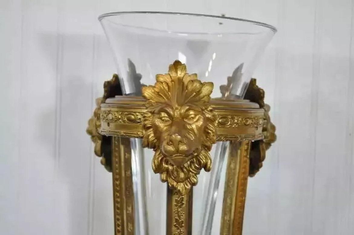 Antique French Neoclassical Style Bronze Figural Lion Plant Stand Vase Pedestal. L'articolo presenta una cornice in bronzo altamente decorata con accenti di leone, piedini a zampa, drappeggi d'acanto e incisioni su tutto il perimetro, e un finale