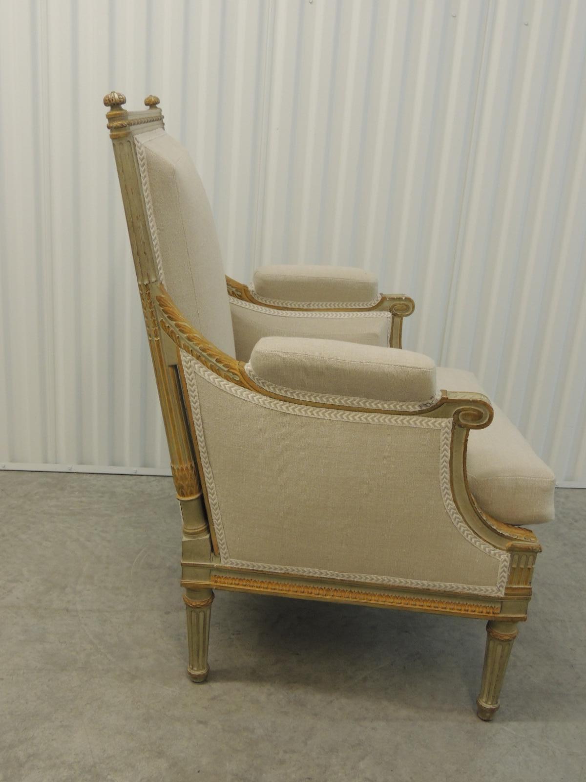 French Neoclassical Carved Arm Chair Upholstered in Natural Grain Sack Linen  In Good Condition In Oakland Park, FL