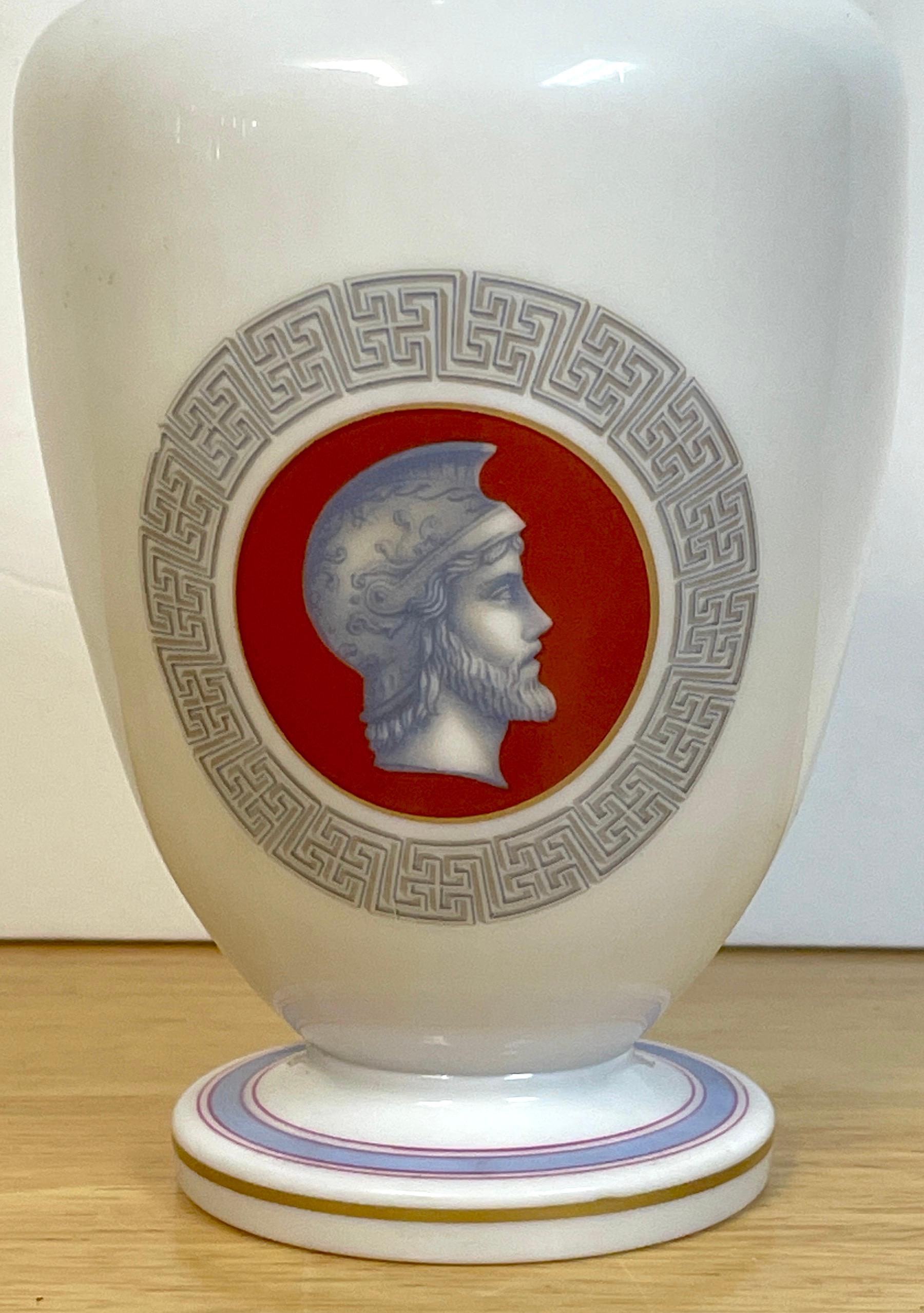 Gréco-romain Carafe à portrait gréco-romaine Grand Tour en opaline française du 19ème siècle en vente