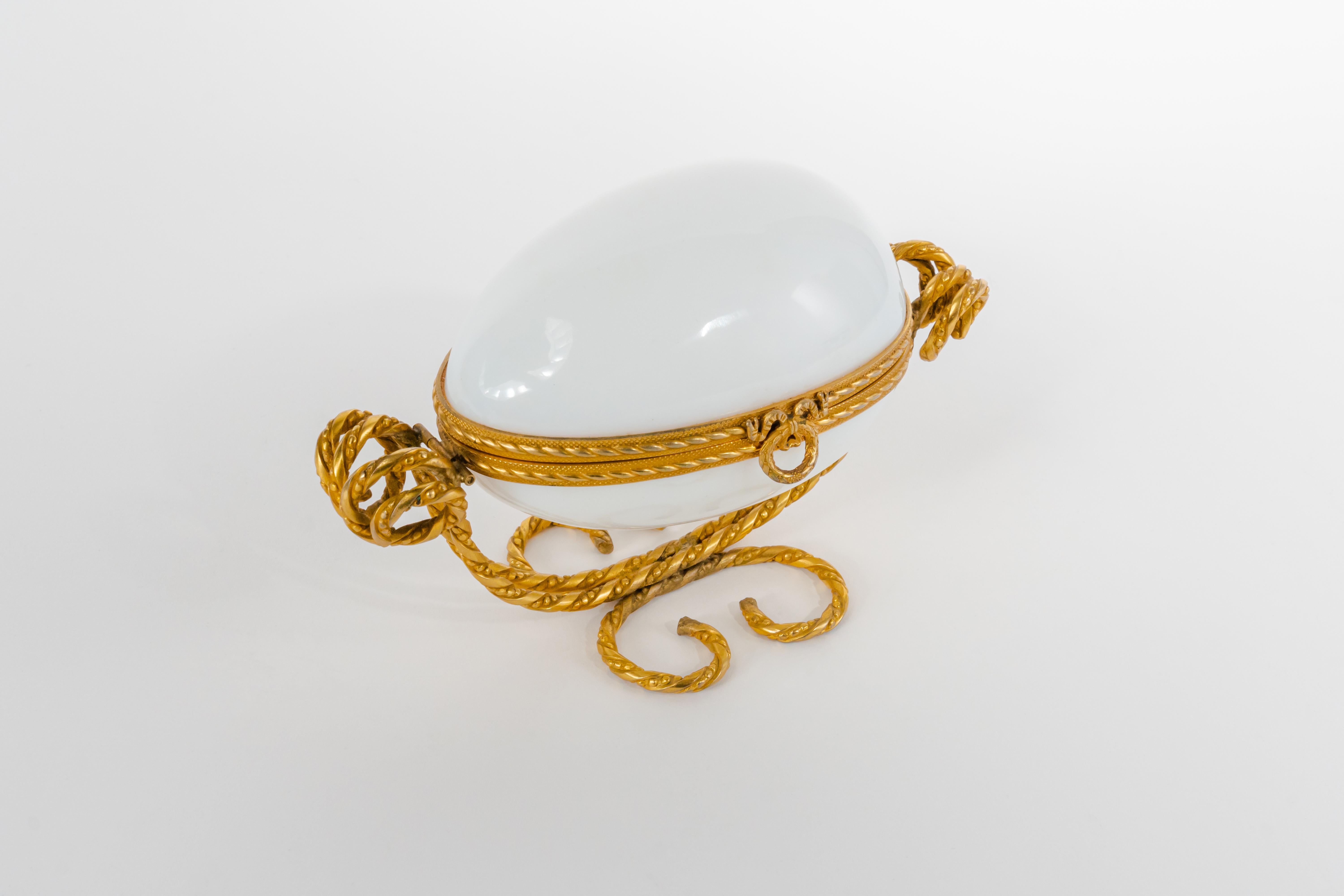 Boîte à bijoux française du 19e siècle en verre opalin blanc monté en ormolu.

Mesures : 7