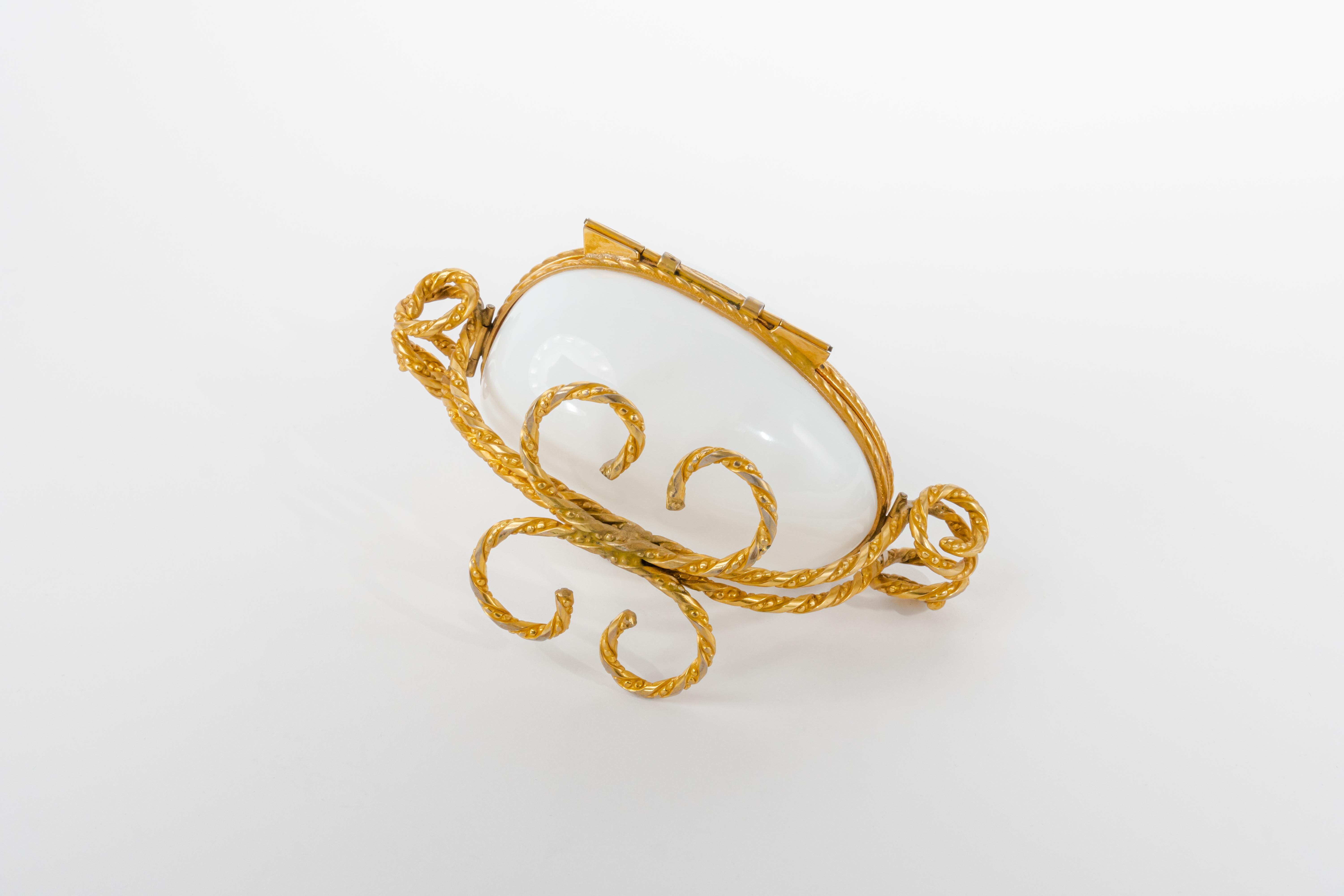 Empire Boîte à bijoux française du 19ème siècle en verre opalin blanc monté en ormeau. en vente