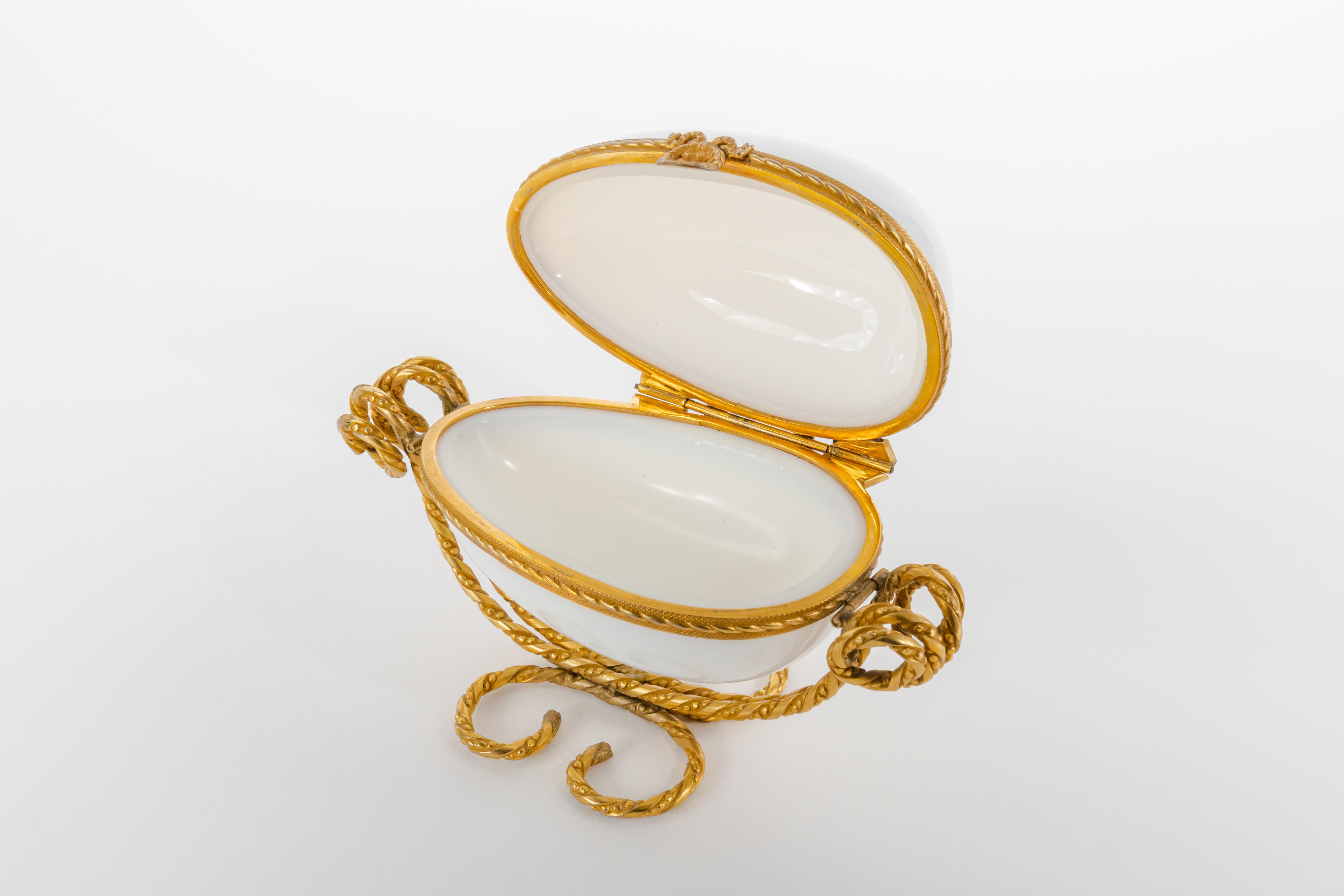 19th C. French Ormolu Mounted White Opaline Glass Jewelry Box In Good Condition For Sale In Pasadena, CA