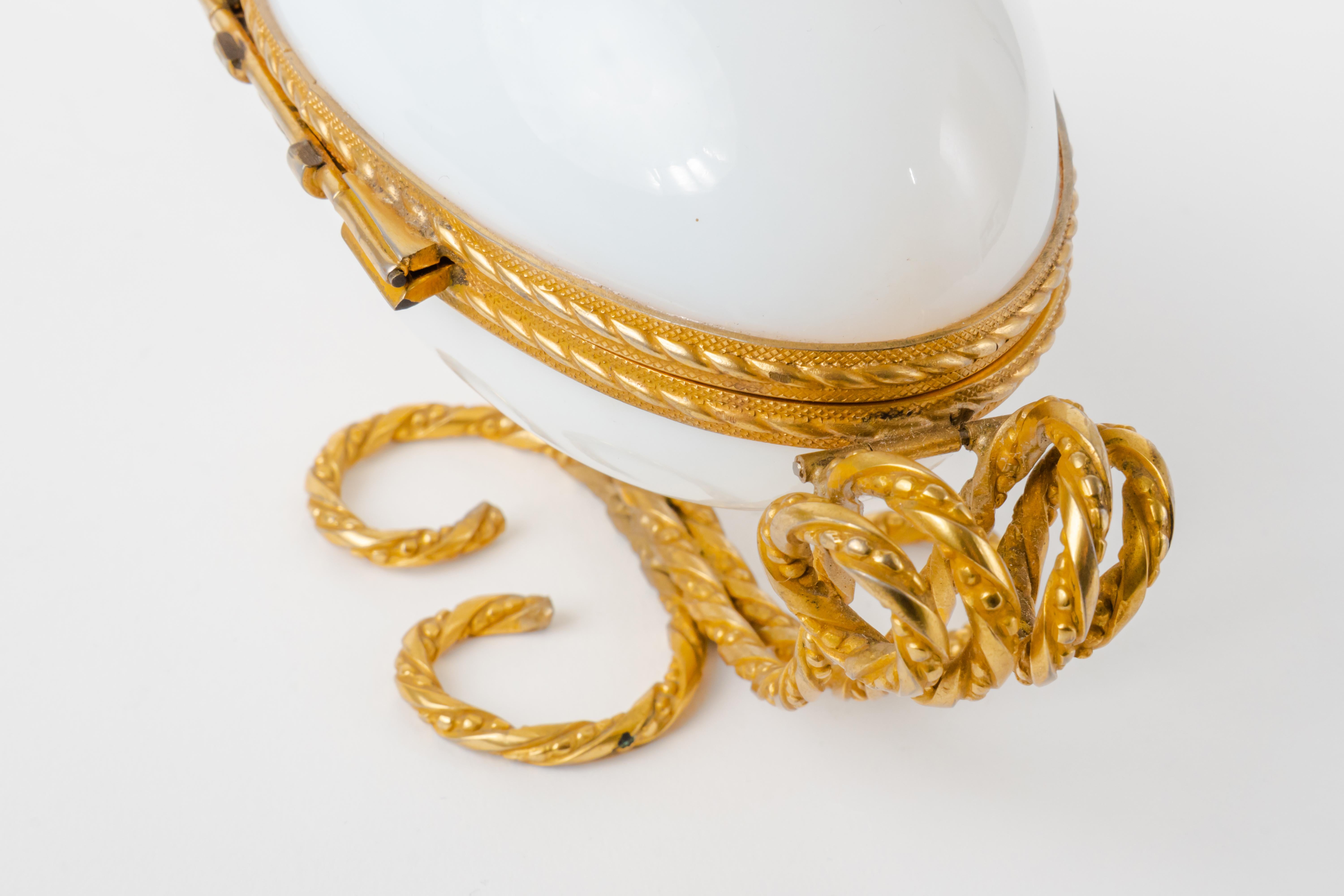 Boîte à bijoux française du 19ème siècle en verre opalin blanc monté en ormeau. Bon état - En vente à Pasadena, CA