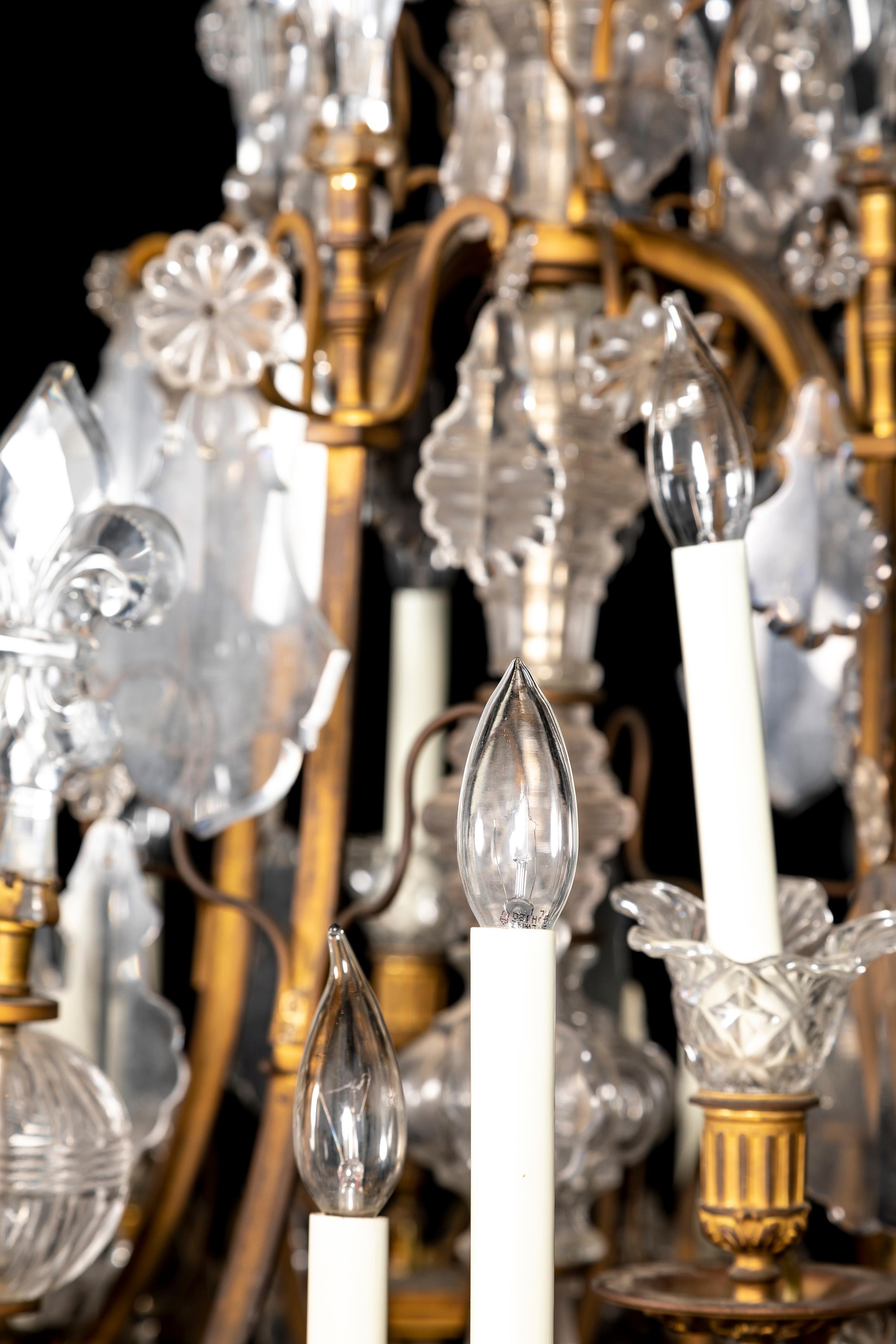 Moldura de Ormolu Francesa del S. XIX Lámpara de cristal de Baccarat de varios brazos, con flor de lis en venta 2
