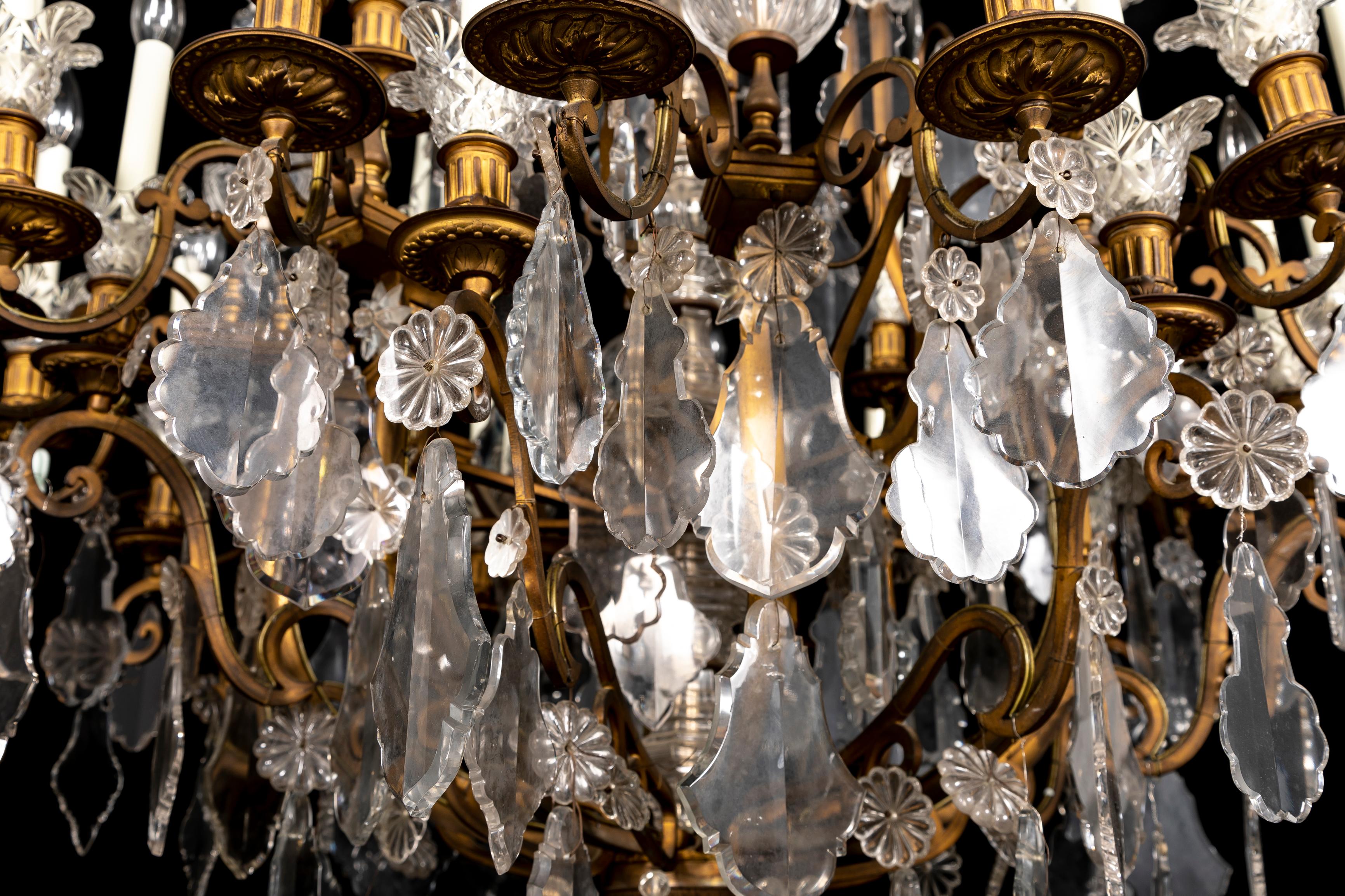 Moldura de Ormolu Francesa del S. XIX Lámpara de cristal de Baccarat de varios brazos, con flor de lis en venta 3