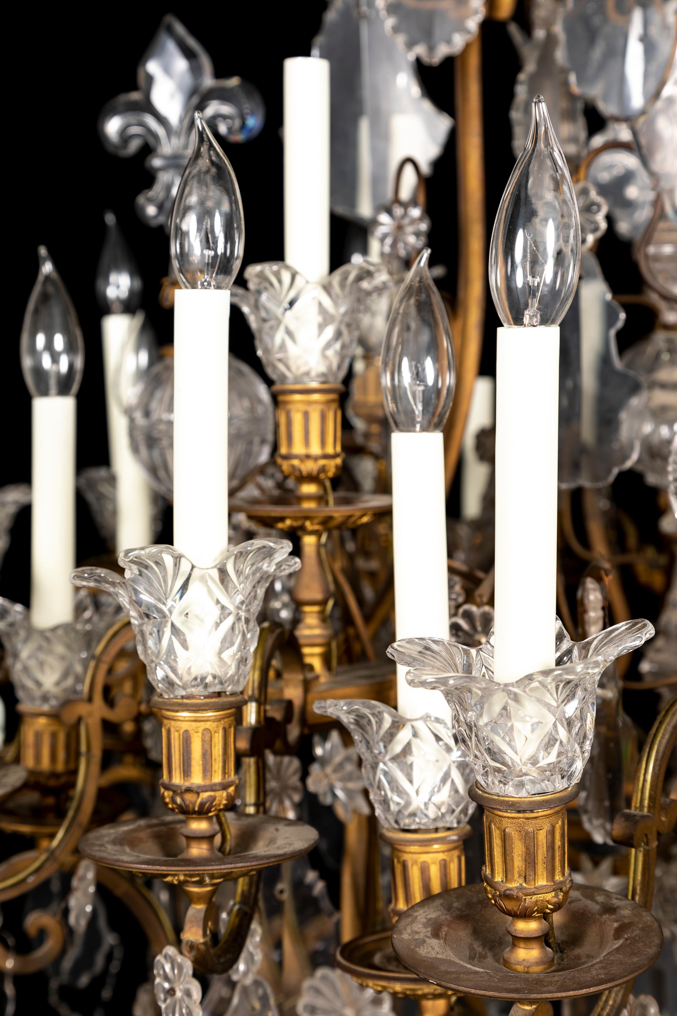 Moldura de Ormolu Francesa del S. XIX Lámpara de cristal de Baccarat de varios brazos, con flor de lis en venta 4