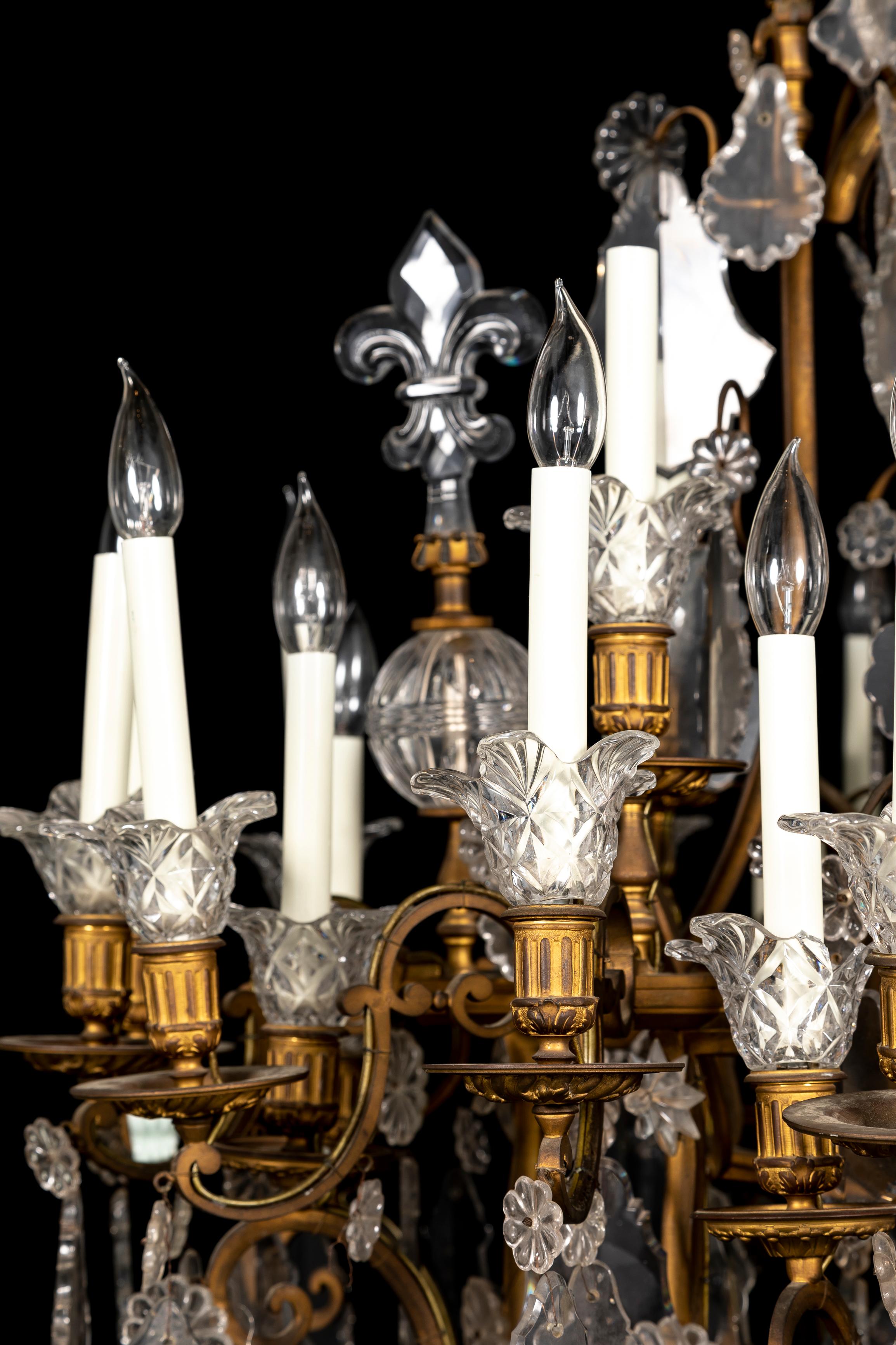 Moldura de Ormolu Francesa del S. XIX Lámpara de cristal de Baccarat de varios brazos, con flor de lis en venta 5