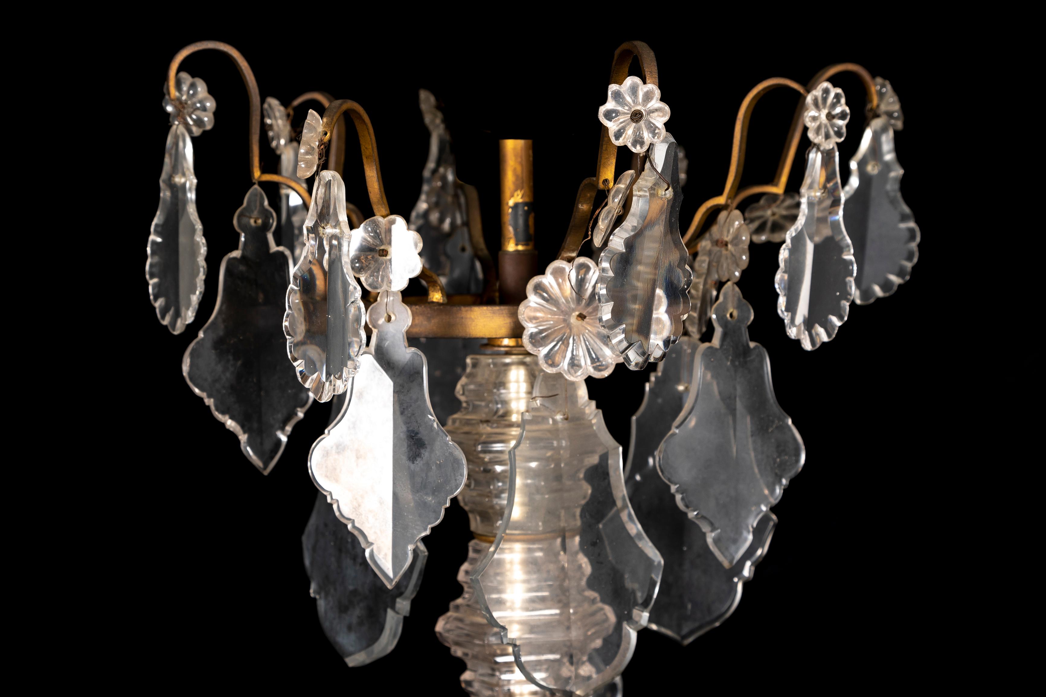 Moldura de Ormolu Francesa del S. XIX Lámpara de cristal de Baccarat de varios brazos, con flor de lis en venta 6