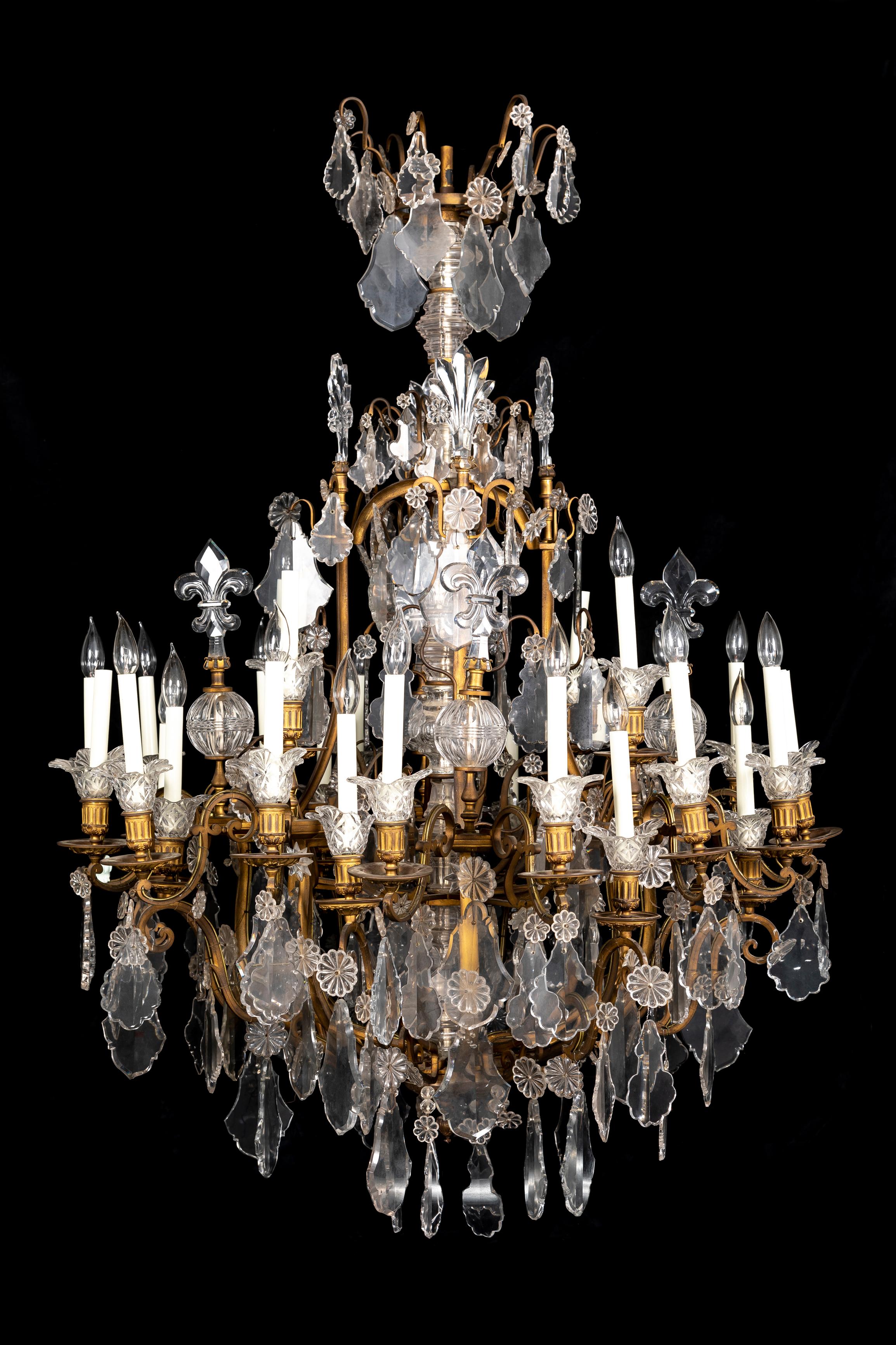 Magnífica araña francesa de varios brazos de cristal de Baccarat del siglo XIX, bastante grande y montada en ormolu, con prismas de cristal de flor de lis.  El cuerpo de ormolu está fundido en bronce dorado al mercurio de la más alta calidad.  Los