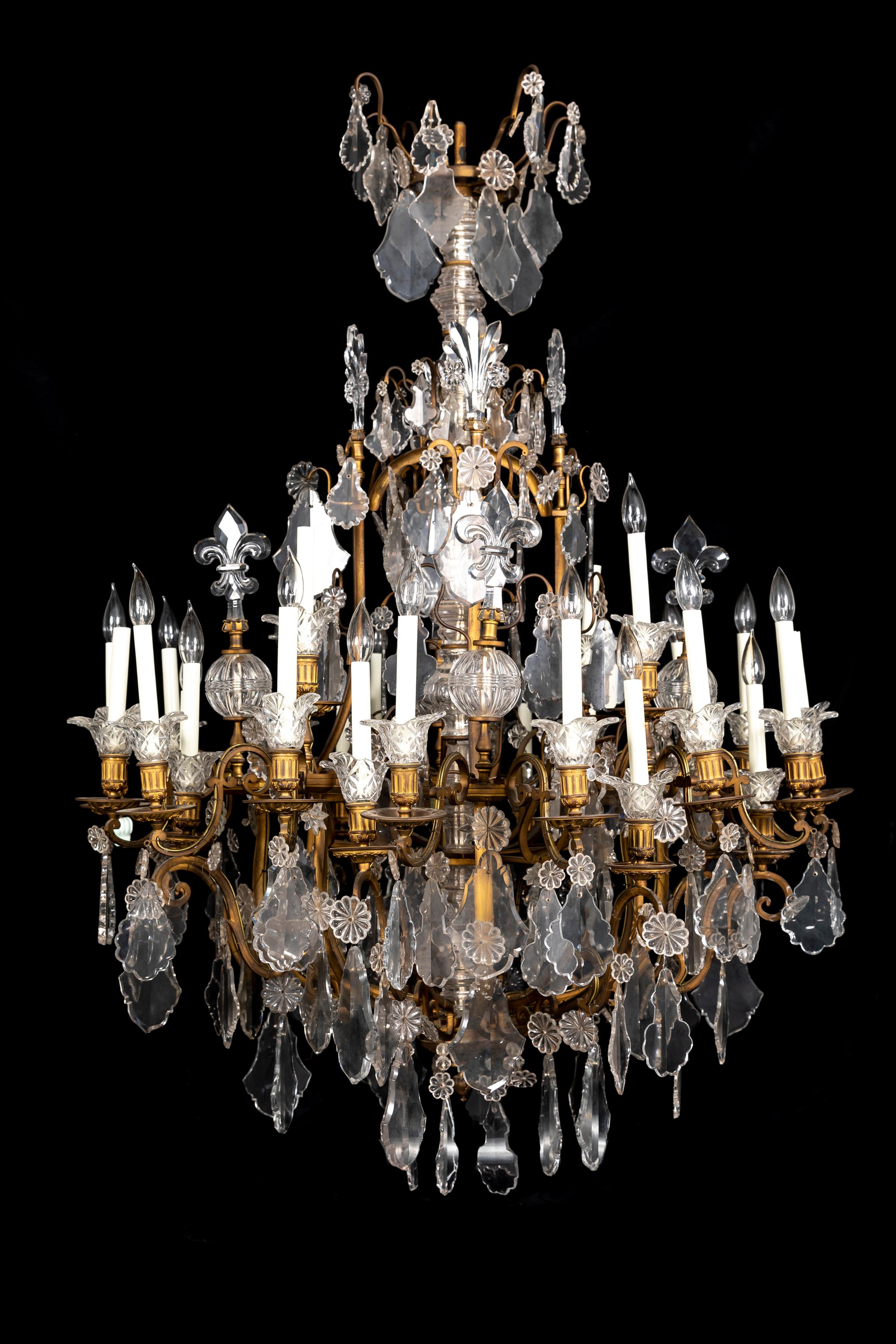 Moldura de Ormolu Francesa del S. XIX Lámpara de cristal de Baccarat de varios brazos, con flor de lis Luis XVI en venta