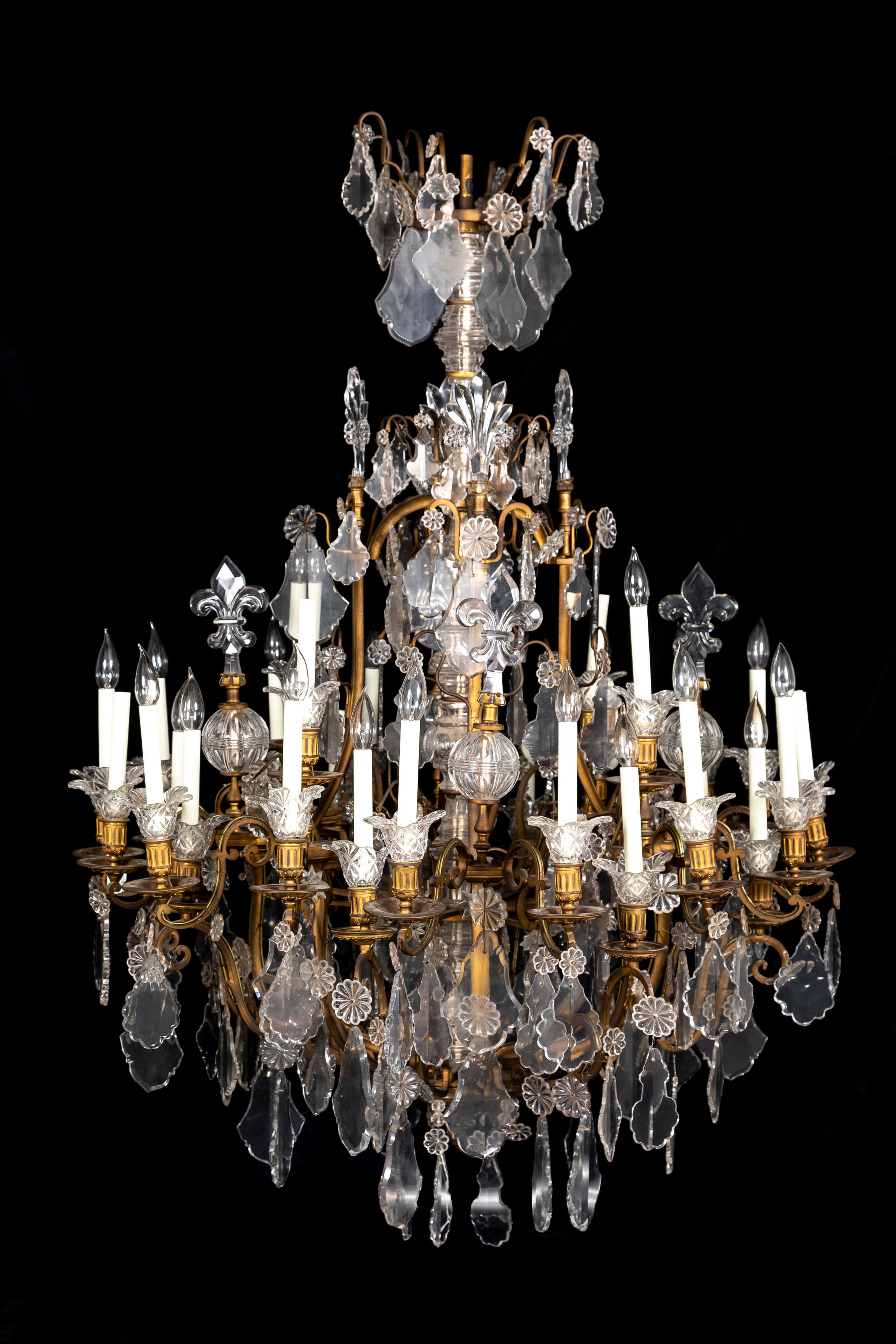 Moldura de Ormolu Francesa del S. XIX Lámpara de cristal de Baccarat de varios brazos, con flor de lis Francés en venta