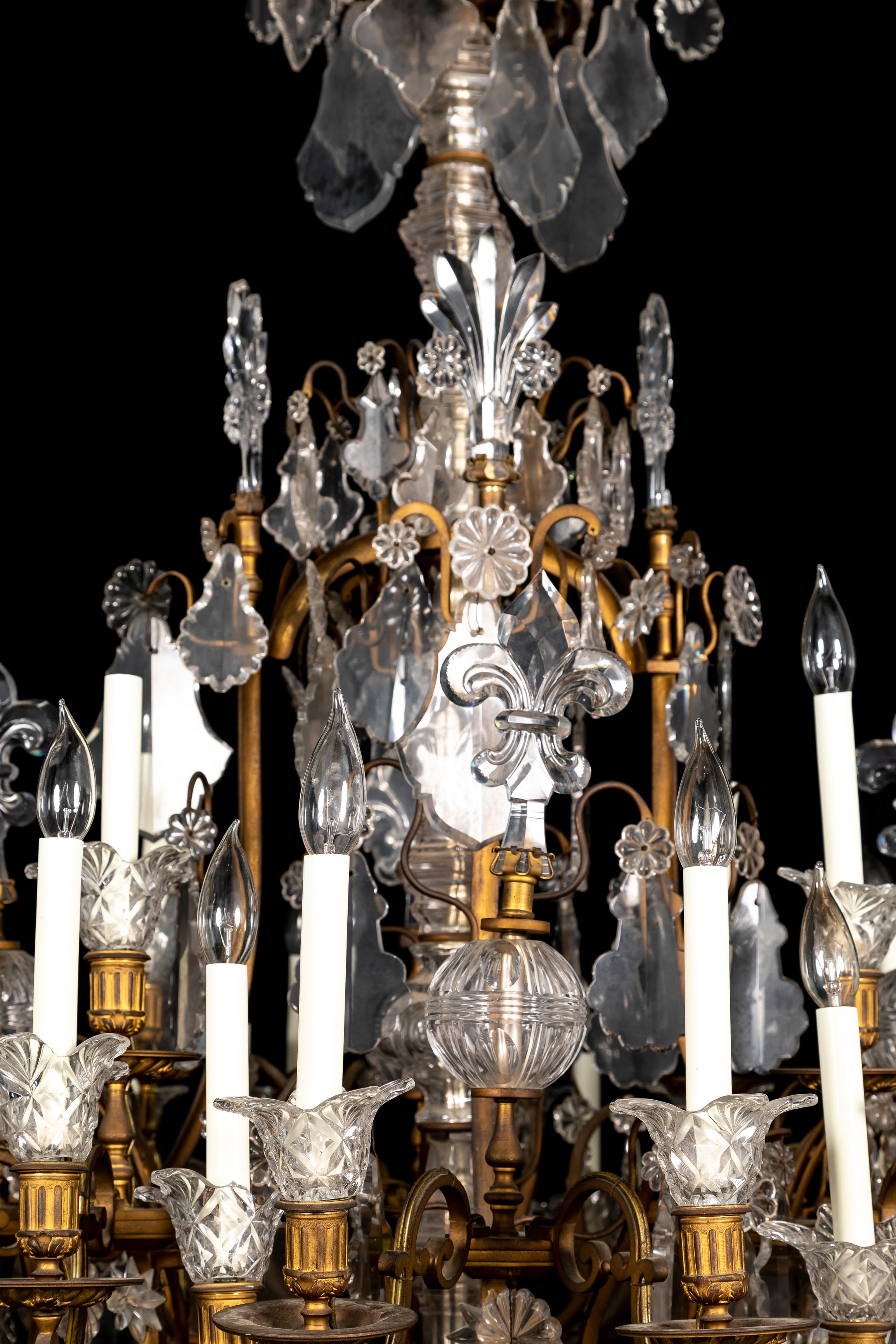 Moldura de Ormolu Francesa del S. XIX Lámpara de cristal de Baccarat de varios brazos, con flor de lis Tallado a mano en venta