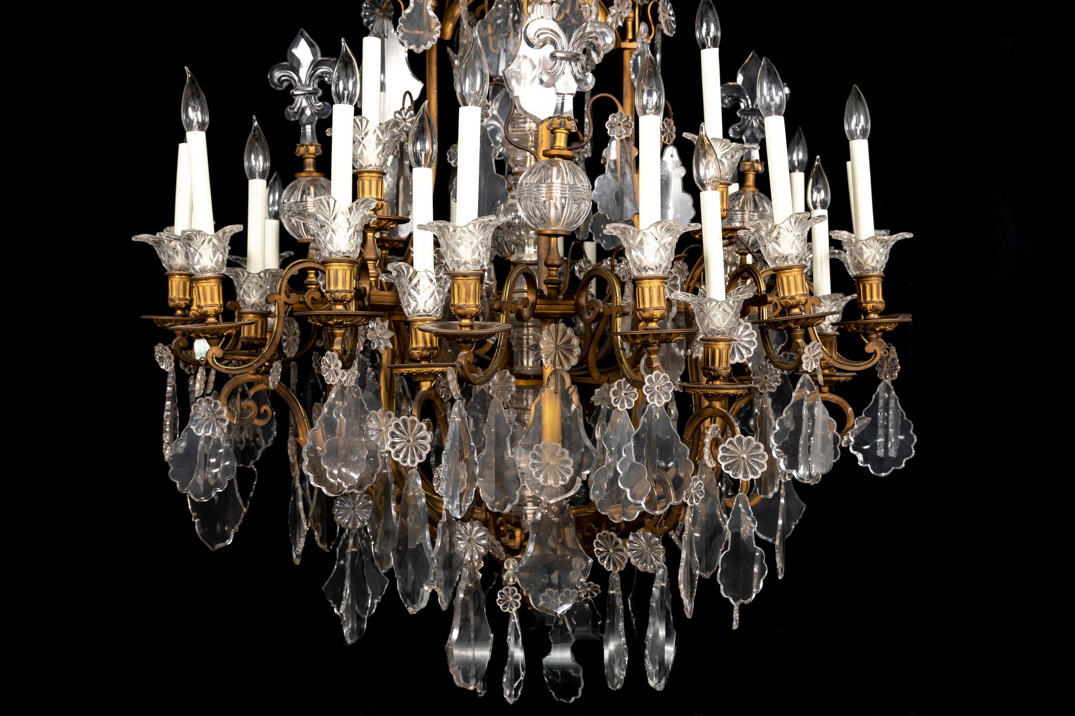 Moldura de Ormolu Francesa del S. XIX Lámpara de cristal de Baccarat de varios brazos, con flor de lis en Bueno estado para la venta en New York, NY