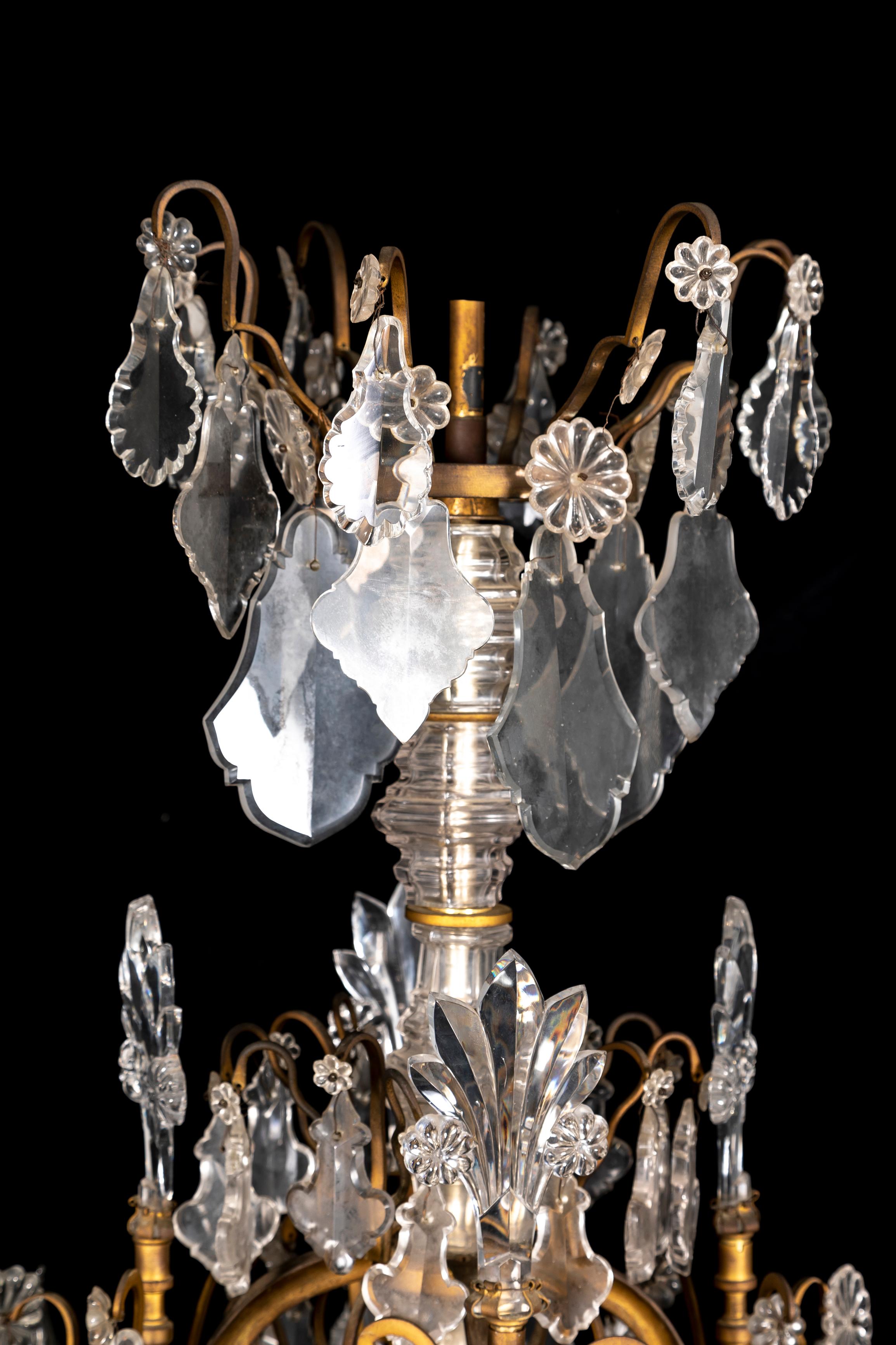 Moldura de Ormolu Francesa del S. XIX Lámpara de cristal de Baccarat de varios brazos, con flor de lis Fines del siglo XIX en venta