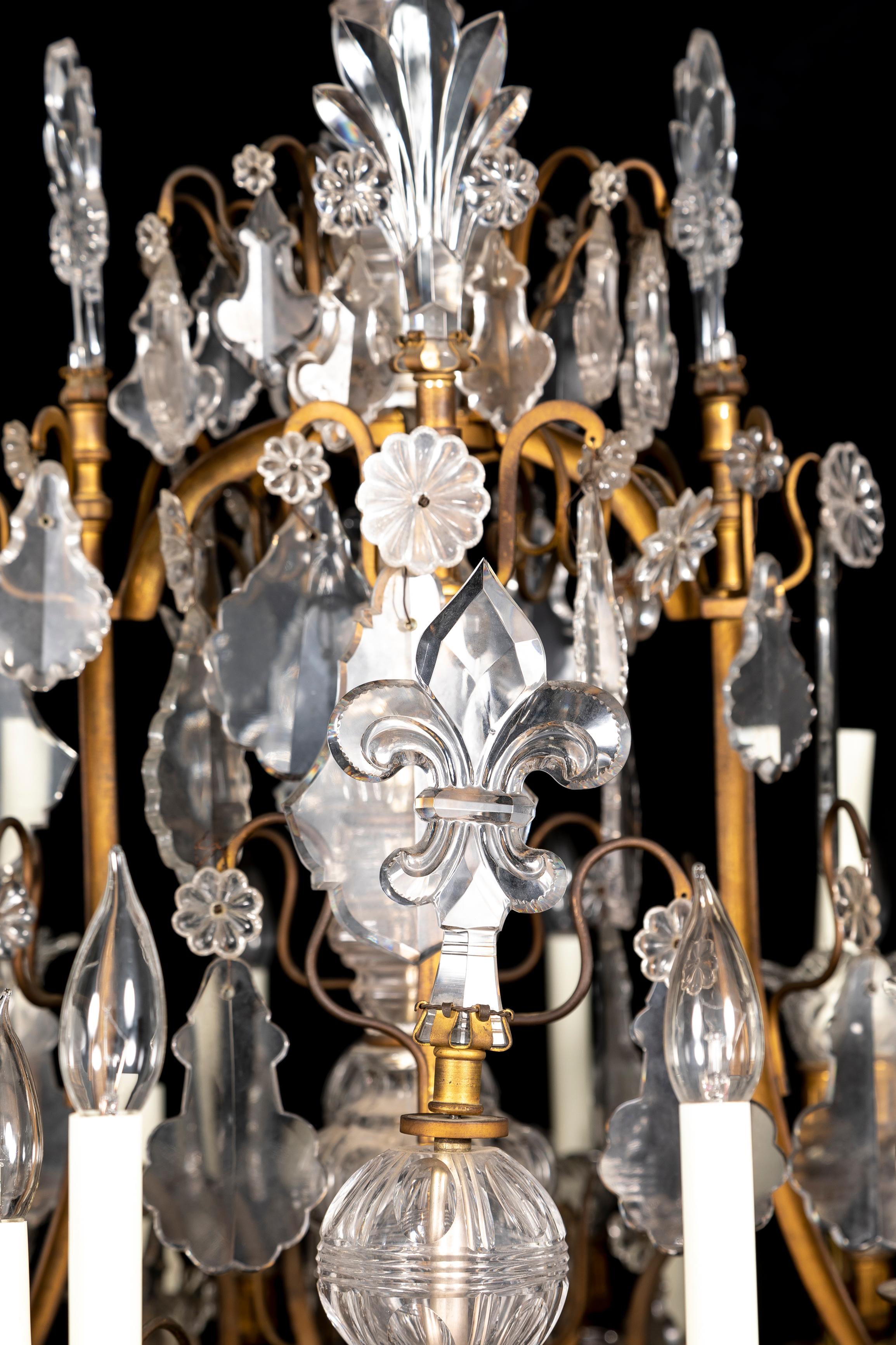 Moldura de Ormolu Francesa del S. XIX Lámpara de cristal de Baccarat de varios brazos, con flor de lis Bronce en venta