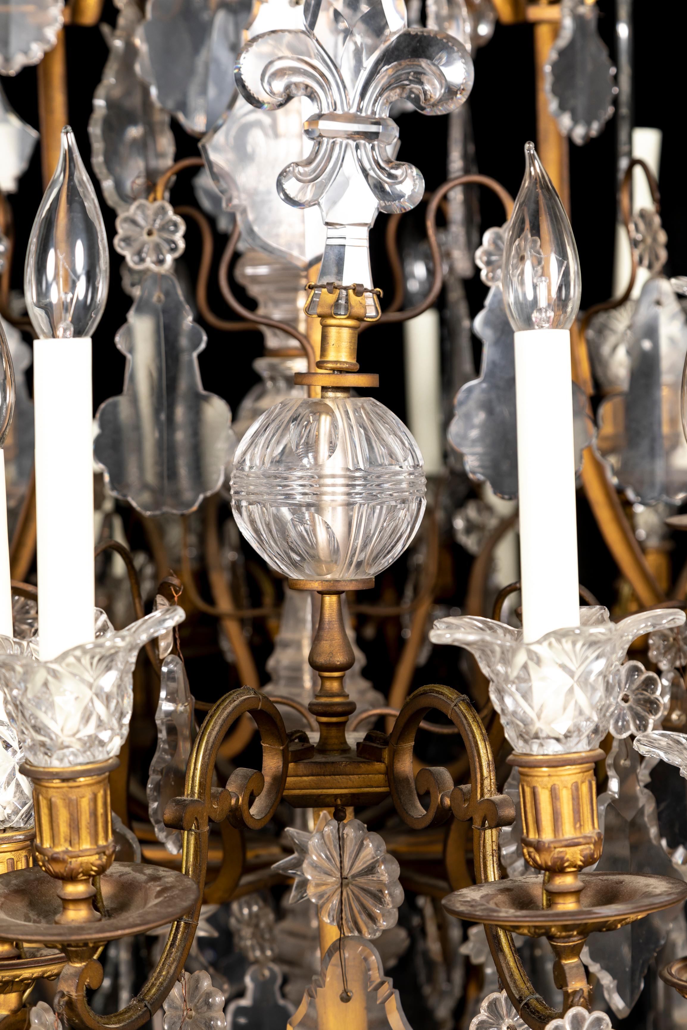 Moldura de Ormolu Francesa del S. XIX Lámpara de cristal de Baccarat de varios brazos, con flor de lis en venta 1