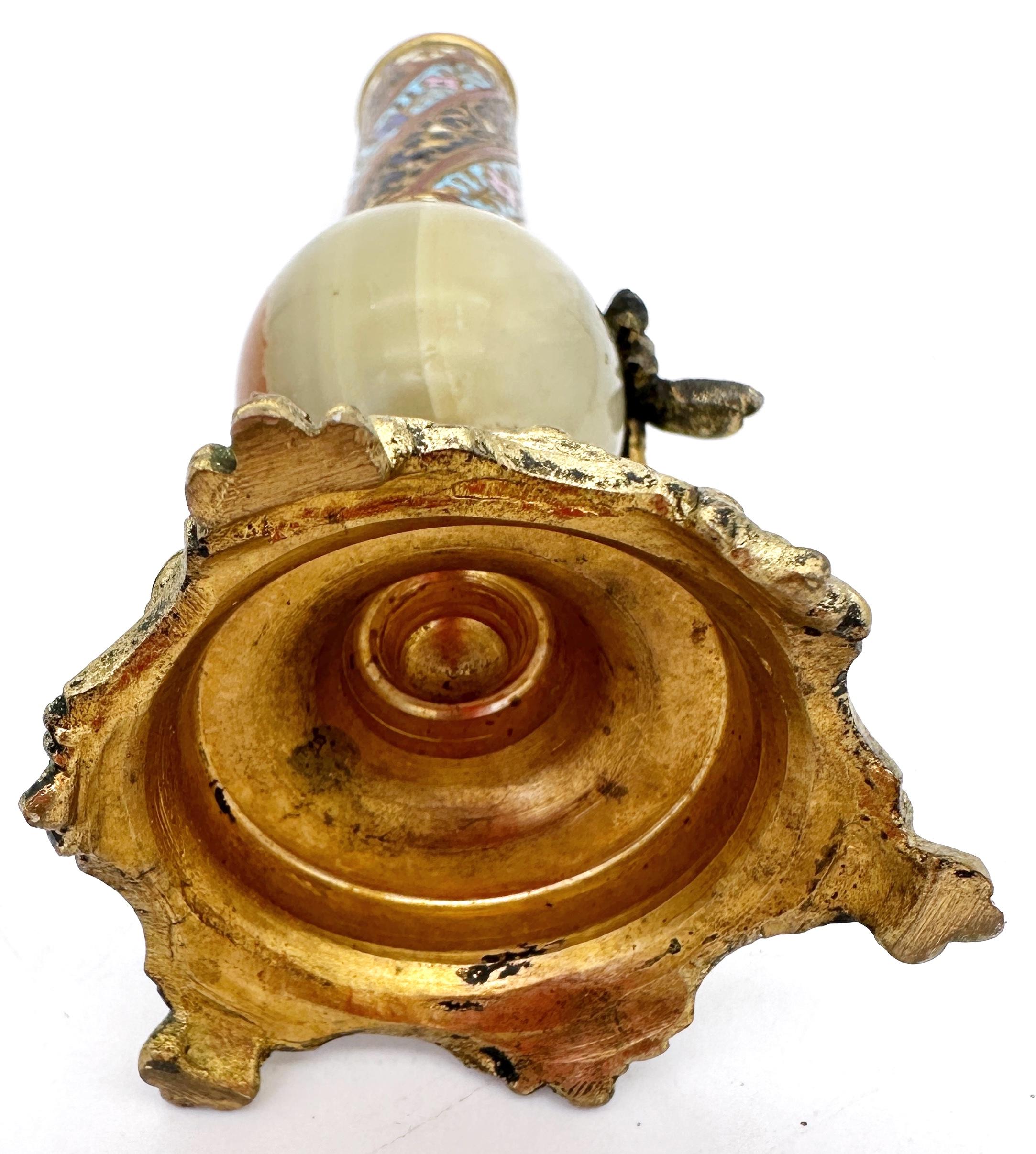 Jarrón francés del s. XIX con capullos de esmalte de ónice y ormolu y abeja aplicada en venta 2