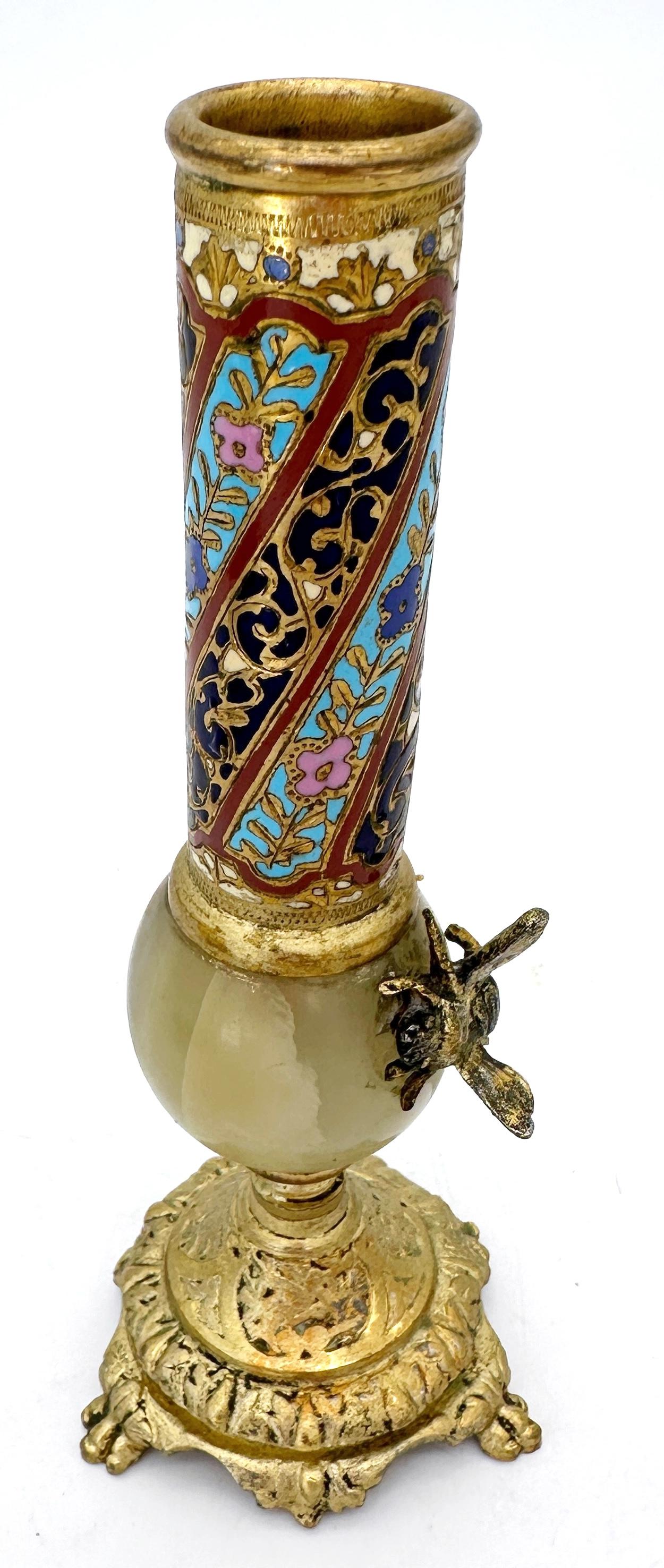 Jarrón de capullos francés de esmalte champlevé, ónice y ormolu con abeja aplicada, circa 1880

Raro y exquisitamente detallado jarrón francés de esmalte champlevé para capullos, de finales del siglo XIX, influido por el gusto del Aesthetic Movement