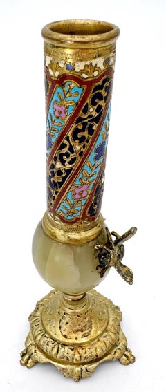 Jarrón francés del s. XIX con capullos de esmalte de ónice y ormolu y abeja aplicada