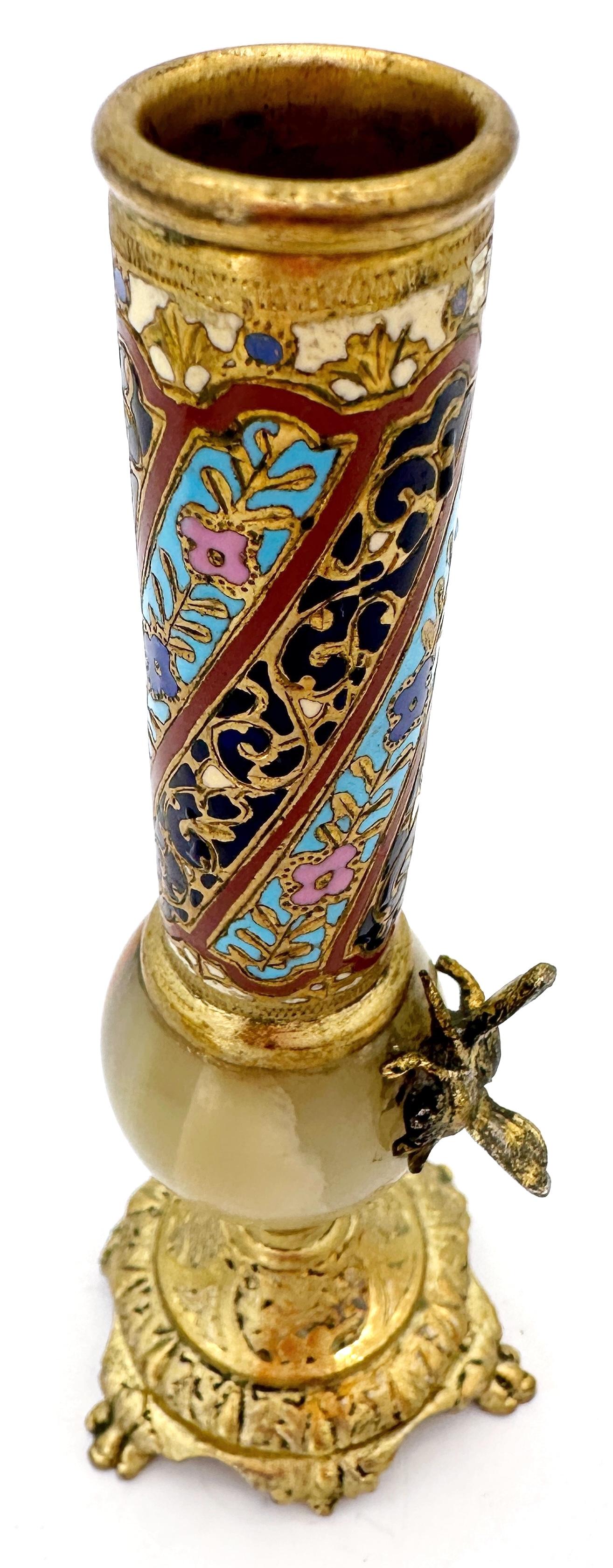 Jarrón francés del s. XIX con capullos de esmalte de ónice y ormolu y abeja aplicada Movimiento estético en venta