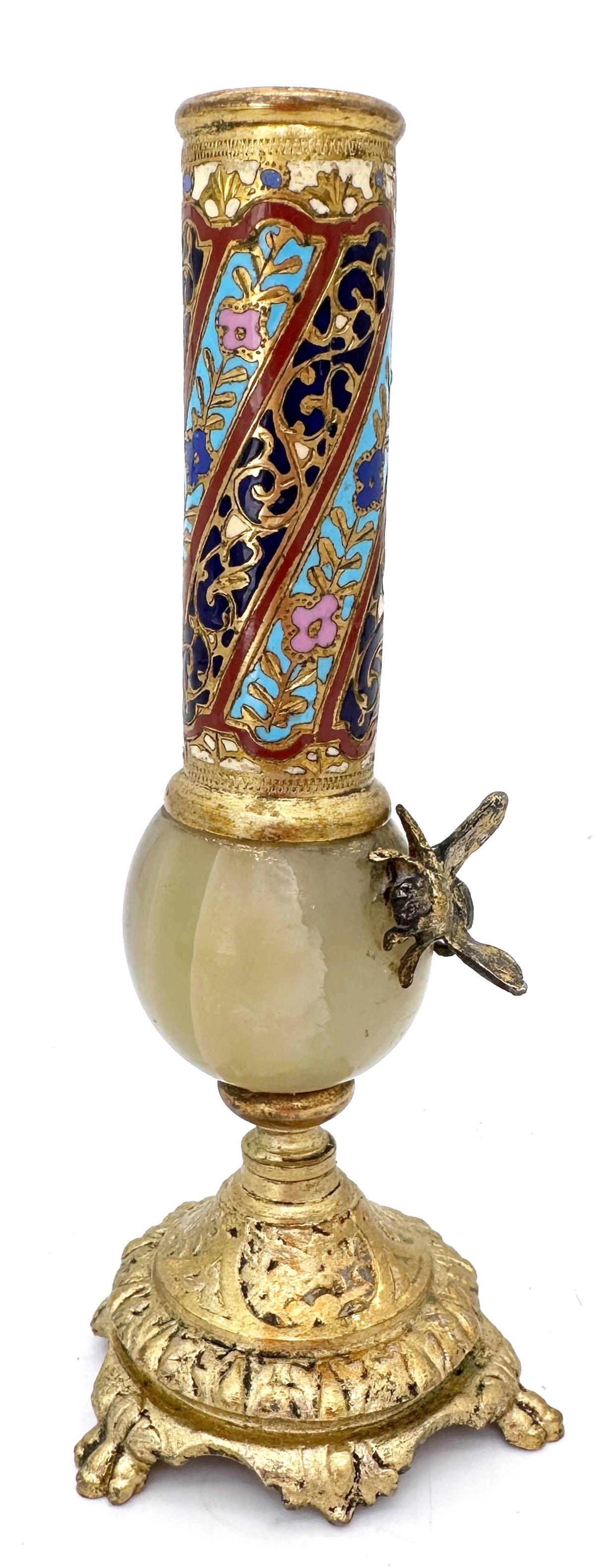 Jarrón francés del s. XIX con capullos de esmalte de ónice y ormolu y abeja aplicada Francés en venta
