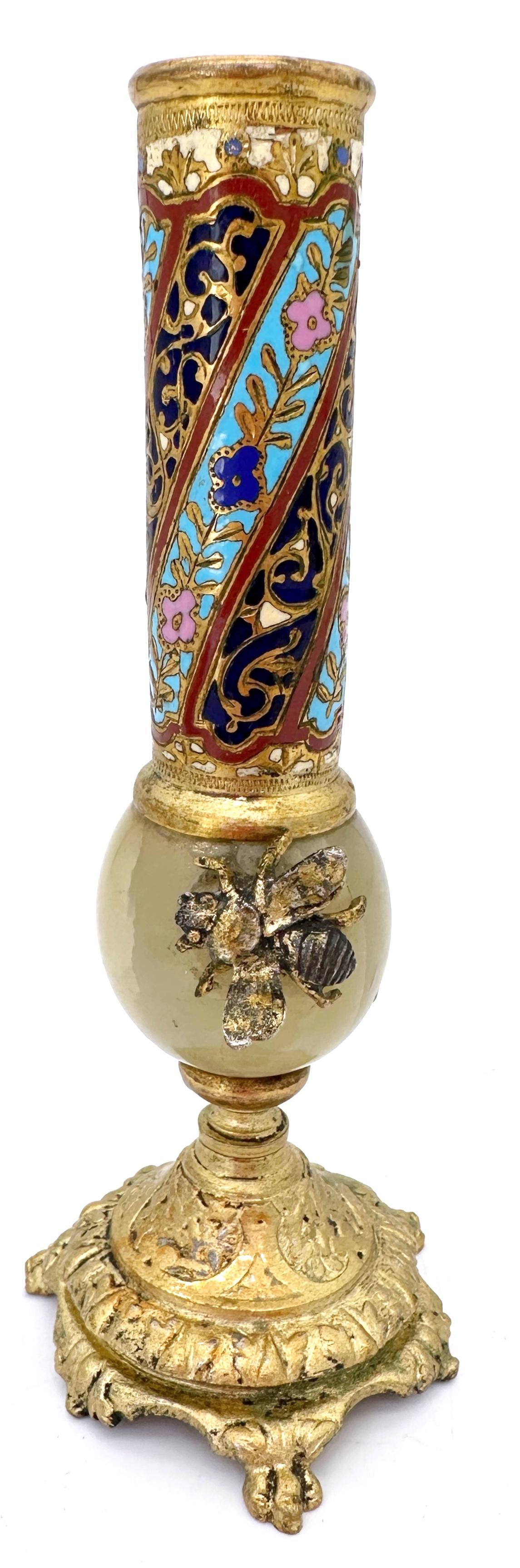 Jarrón francés del s. XIX con capullos de esmalte de ónice y ormolu y abeja aplicada Tallado en venta
